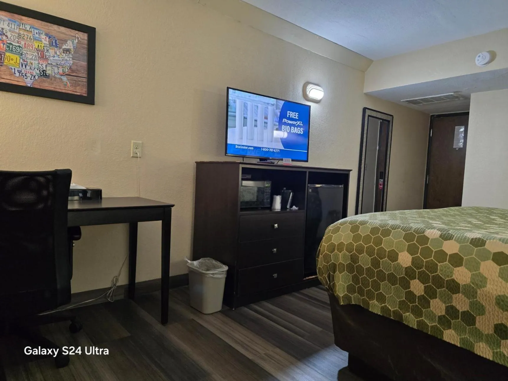 TV and multimedia, Bed in Econo Lodge Inn & Suites Mason City - Clear Lake