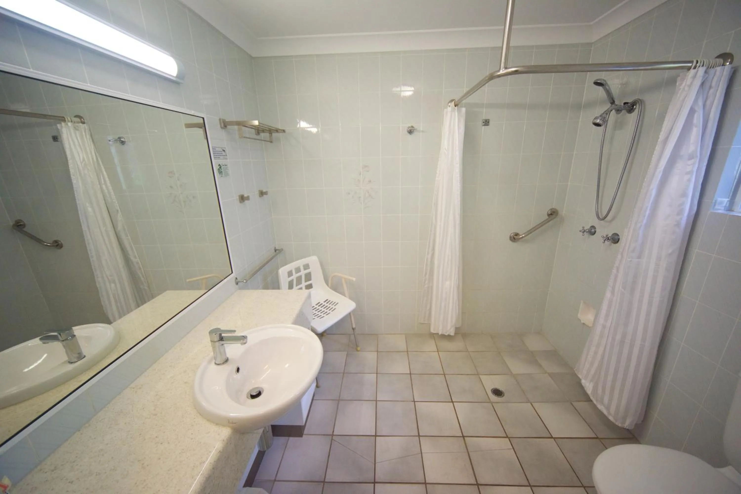 Bathroom in Lazy Lizard Motor Inn