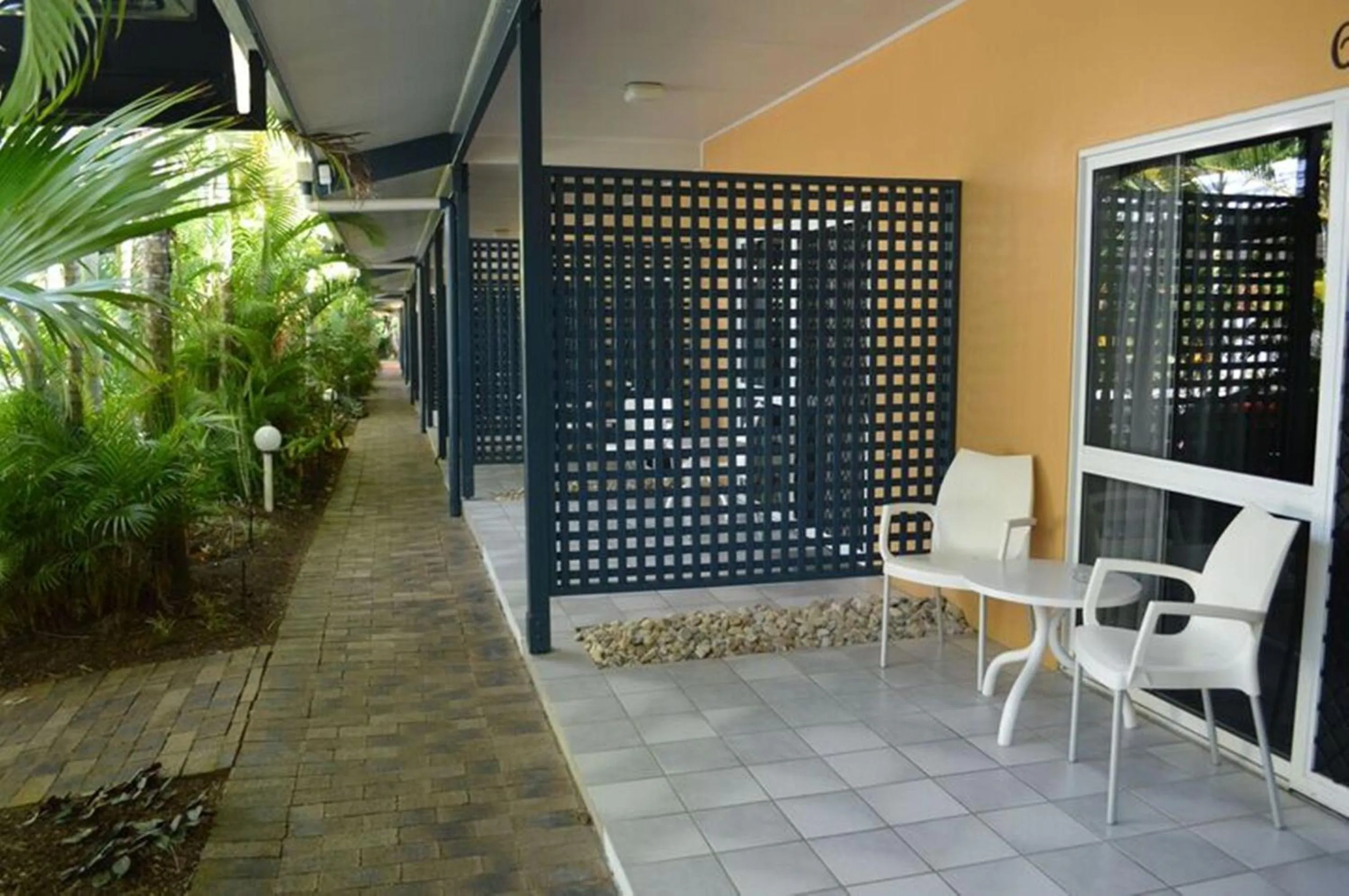 Breakfast in Lazy Lizard Motor Inn