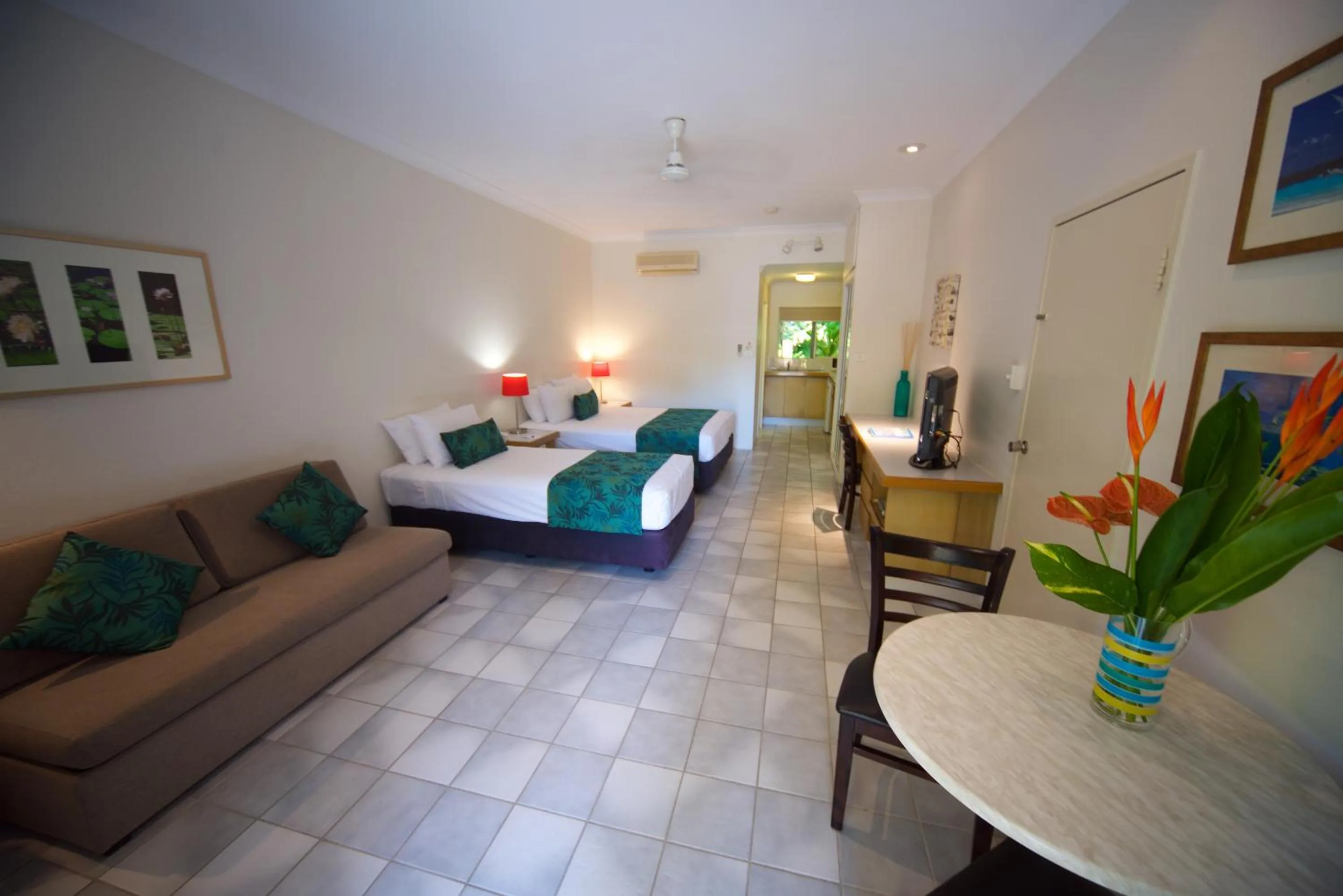 Kitchen or kitchenette in Lazy Lizard Motor Inn