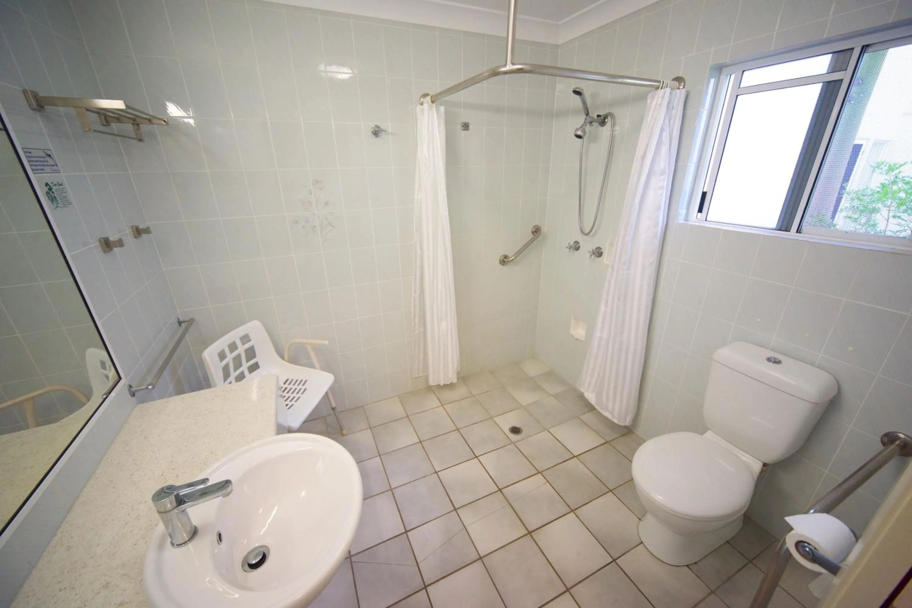 Bathroom in Lazy Lizard Motor Inn