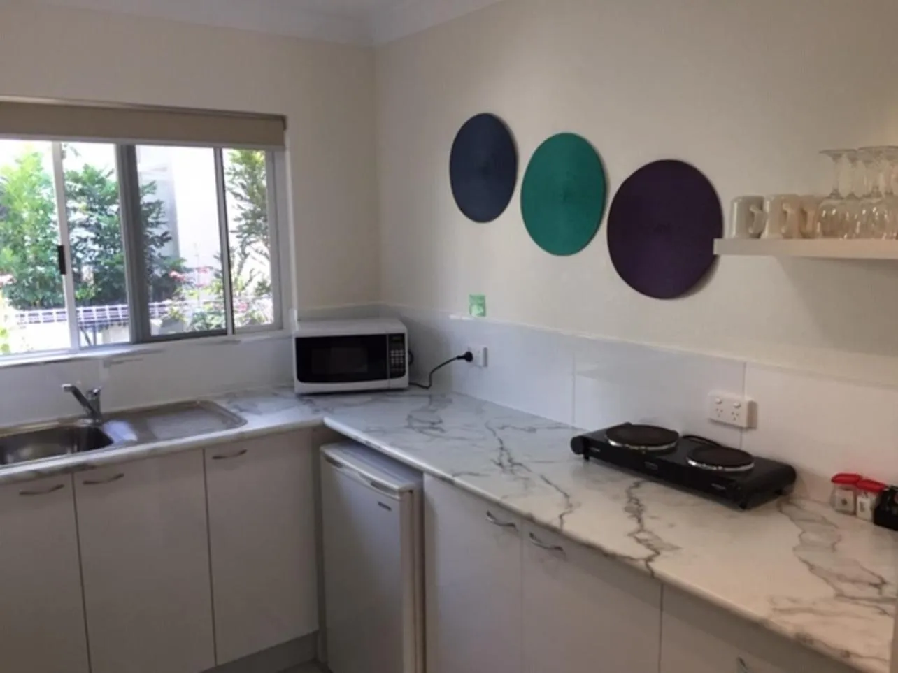 Kitchen or kitchenette in Lazy Lizard Motor Inn