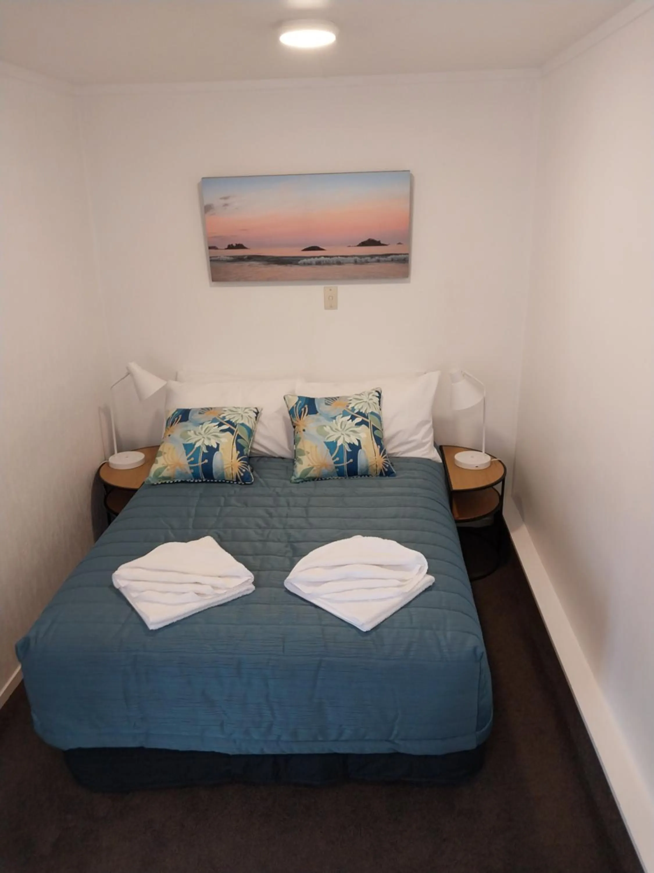 Bedroom, Bed in Bayview Motel