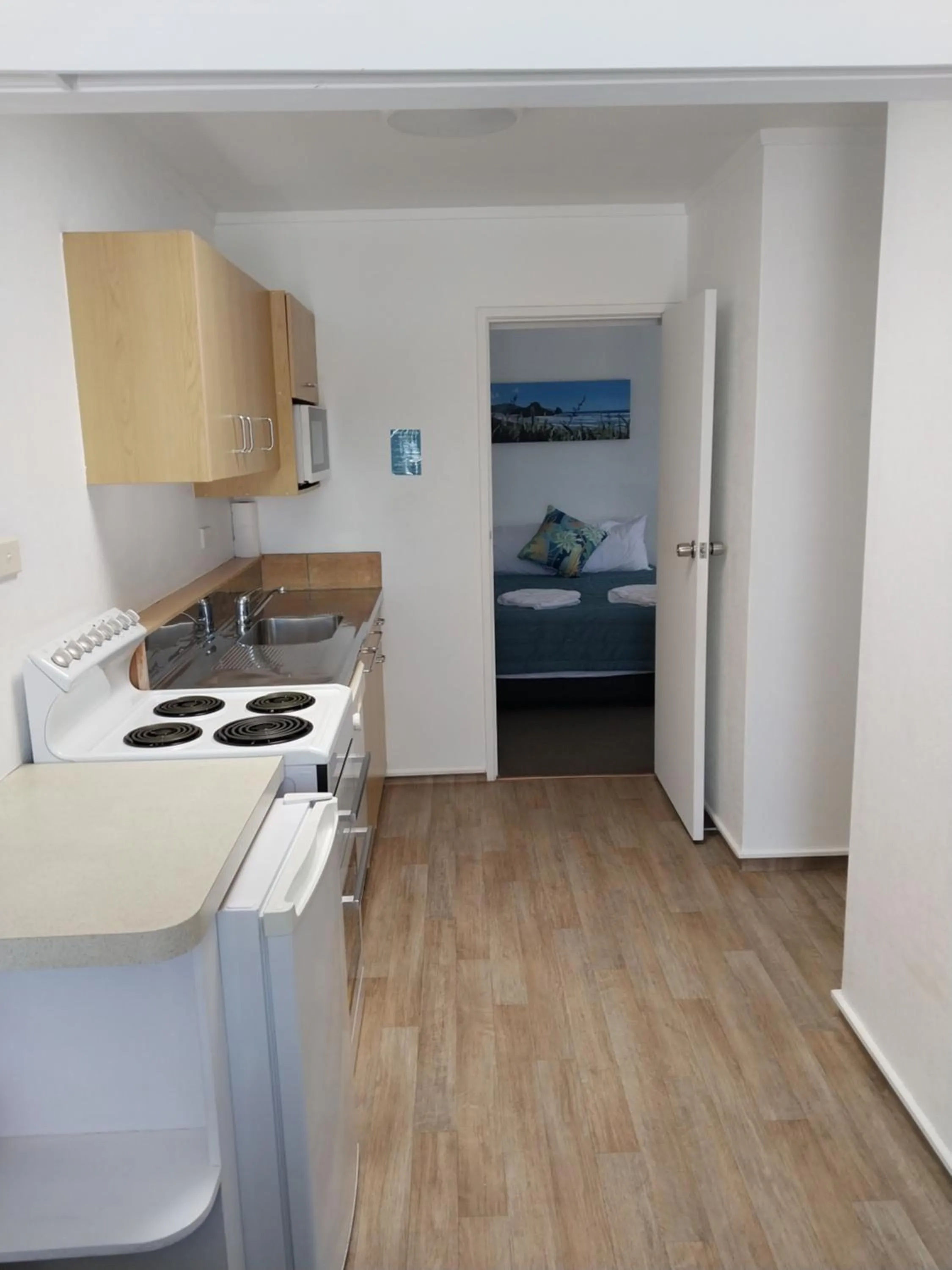 Kitchen or kitchenette in Bayview Motel
