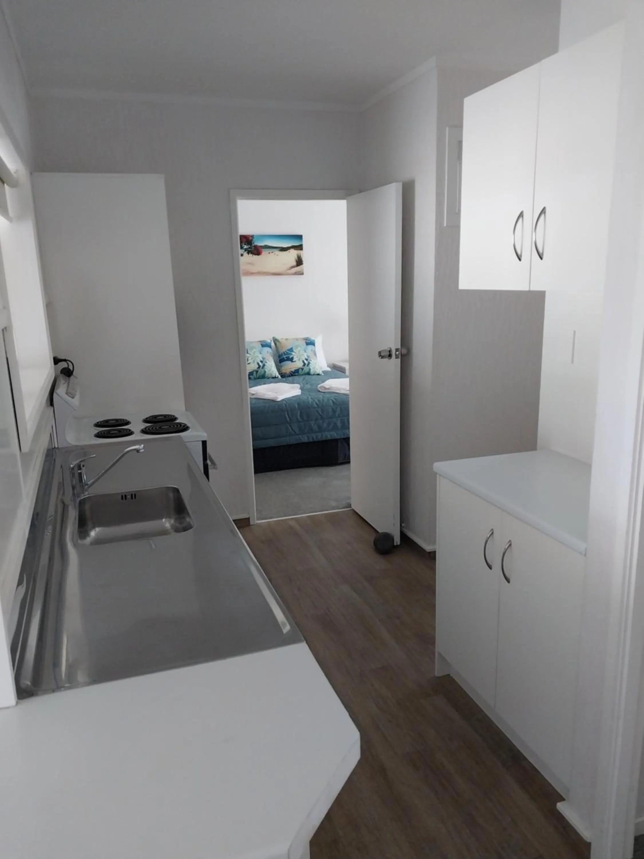 kitchen, Bed in Bayview Motel