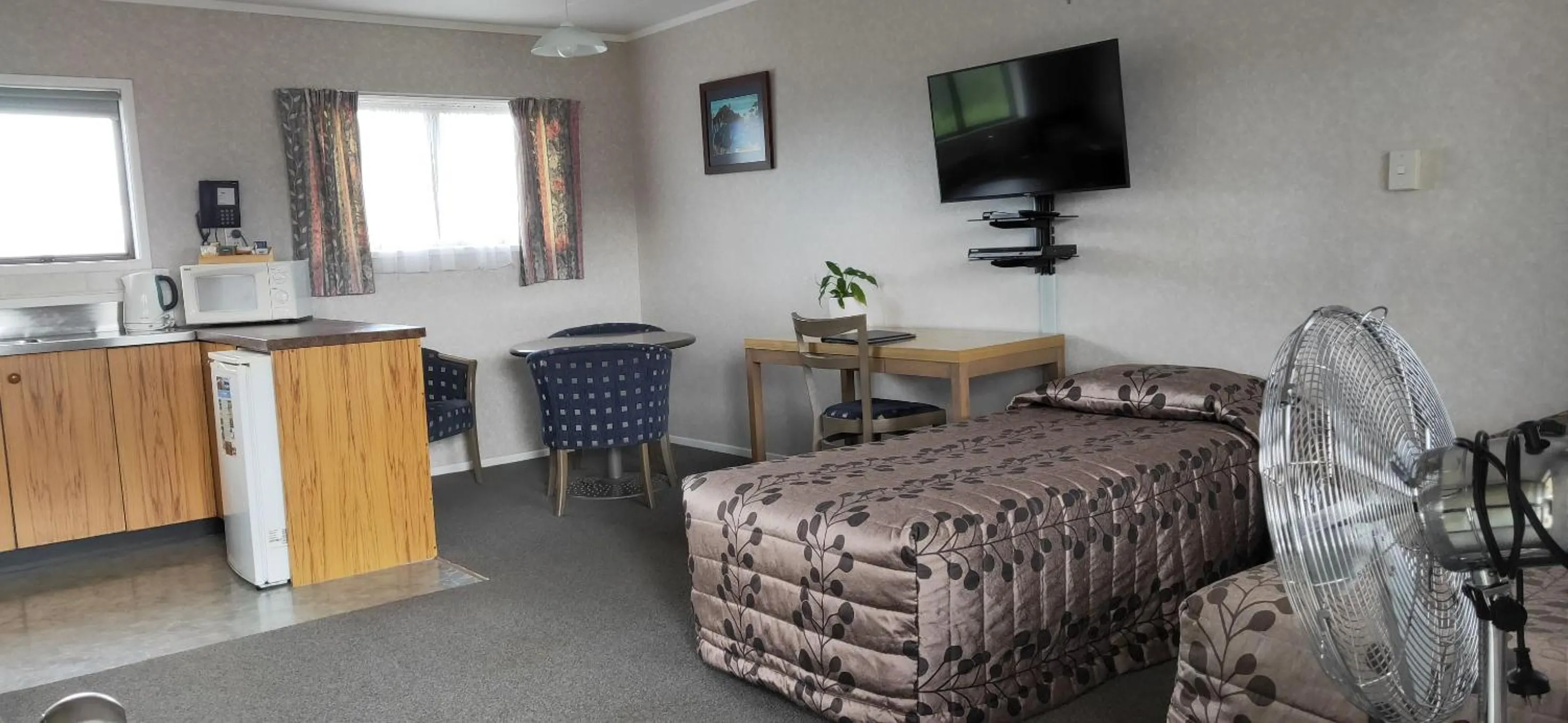 Photo of the whole room, Bed in Cypress Court Motel