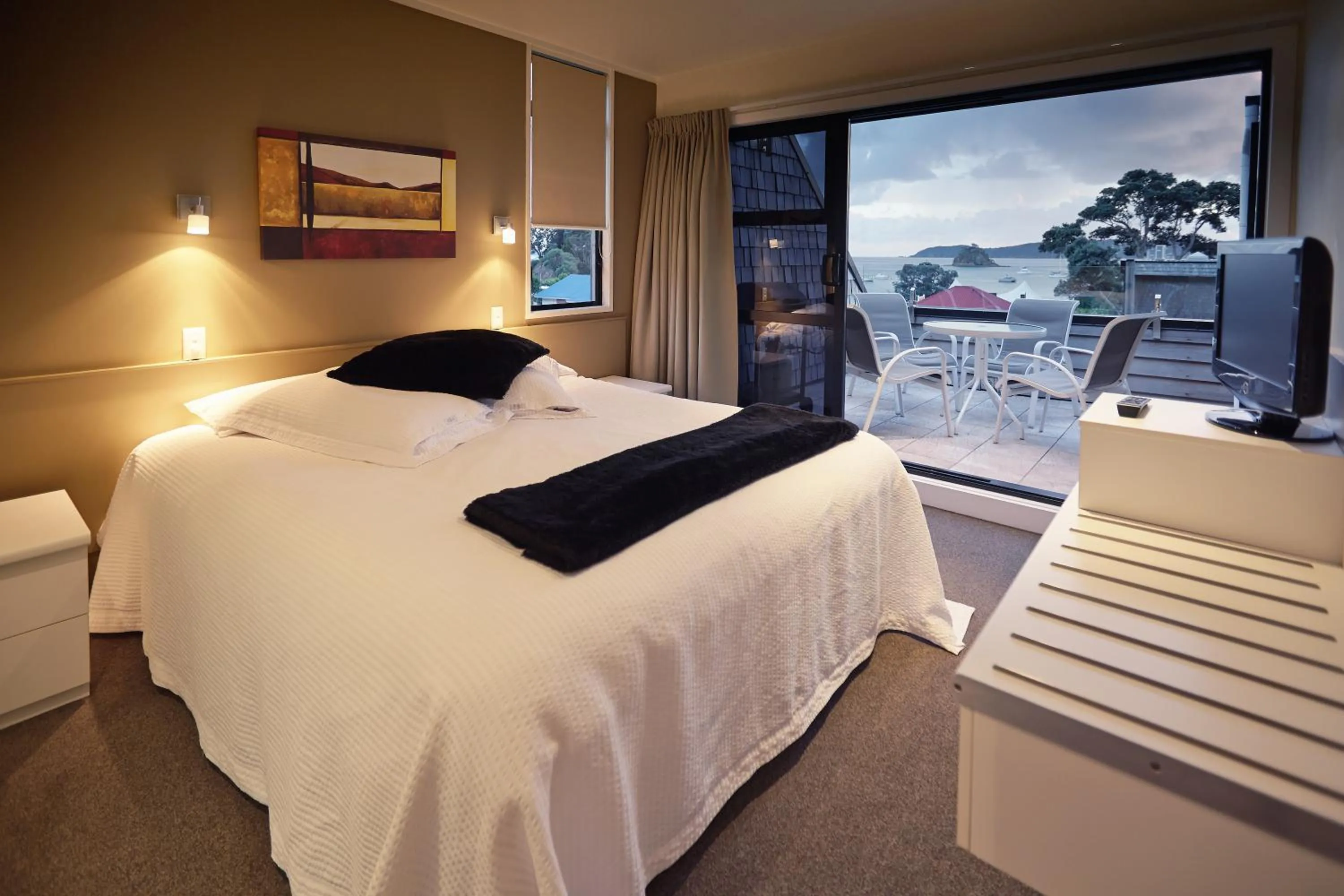 View (from property/room), Bed in Pioneer Waterfront Apartments