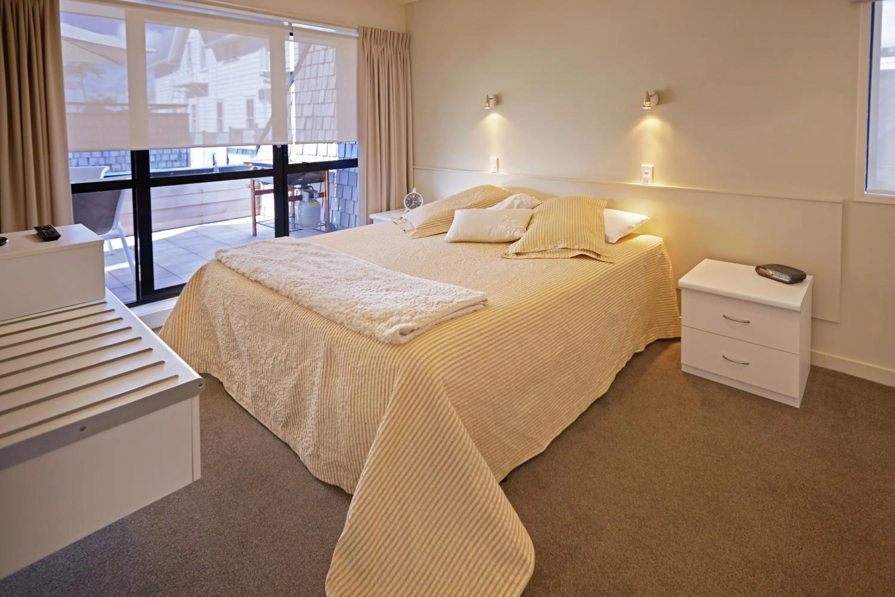 Bedroom, Bed in Pioneer Waterfront Apartments