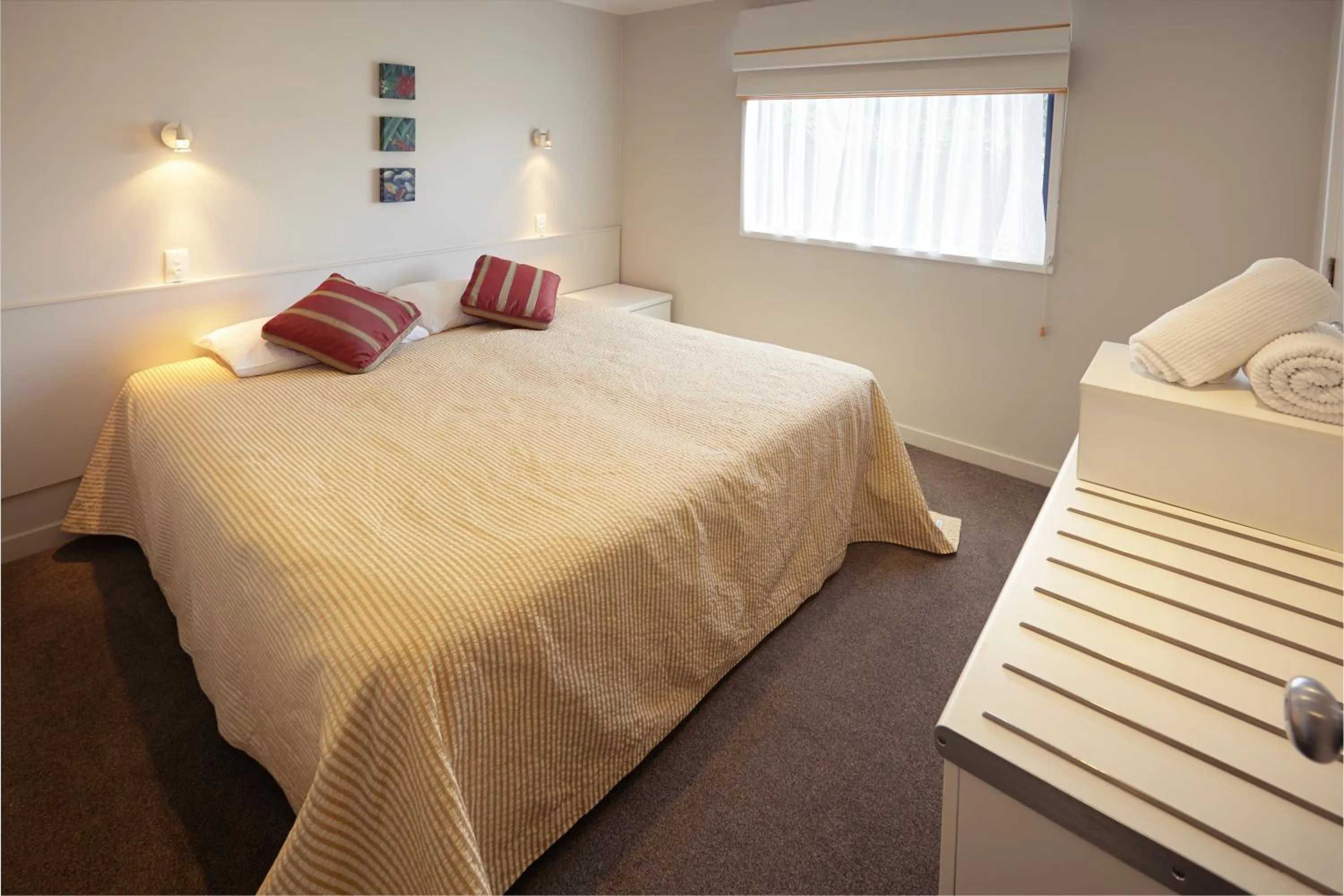 Bedroom, Bed in Pioneer Waterfront Apartments