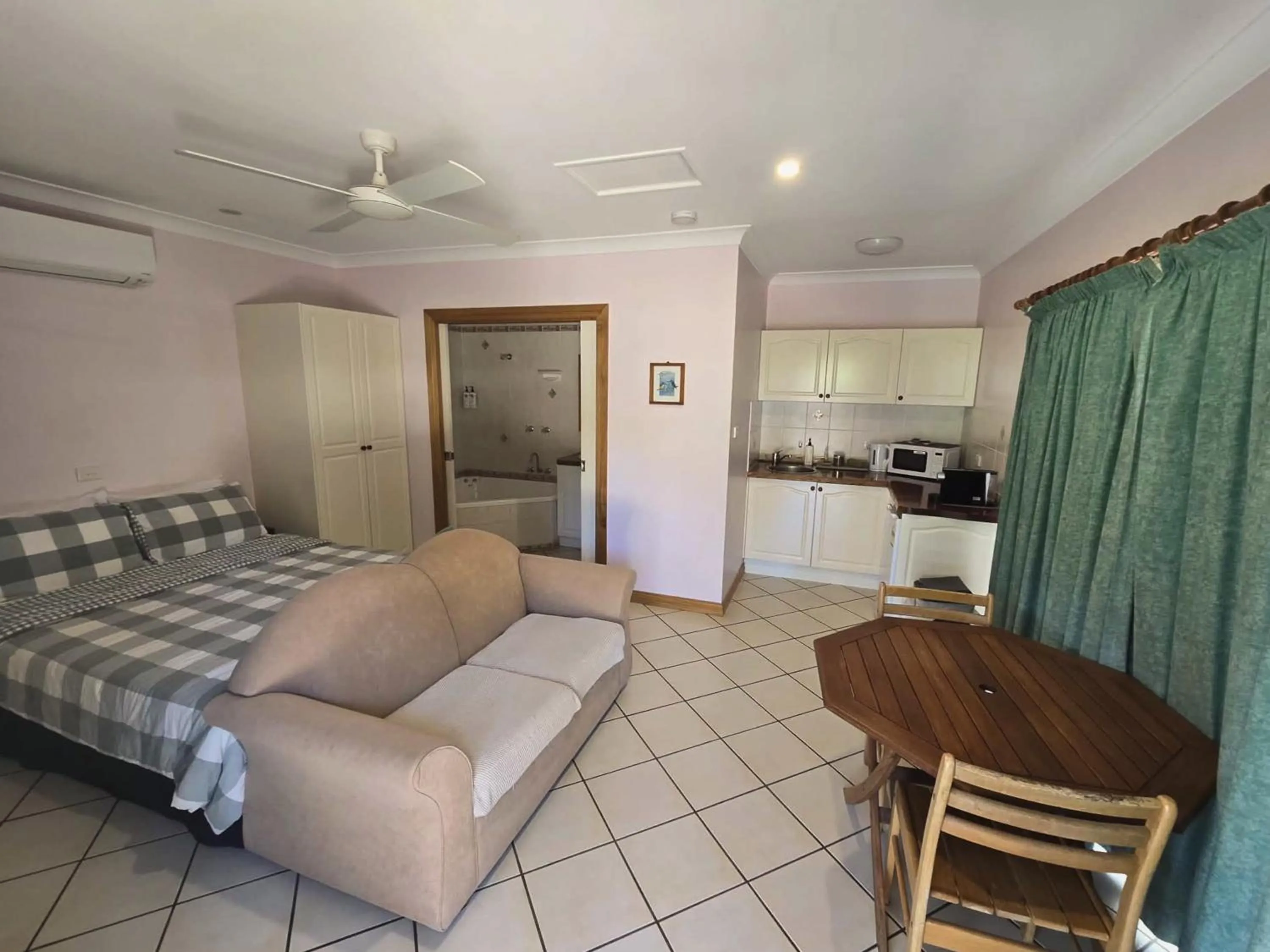 Kitchen or kitchenette in Curtain Fig Motel