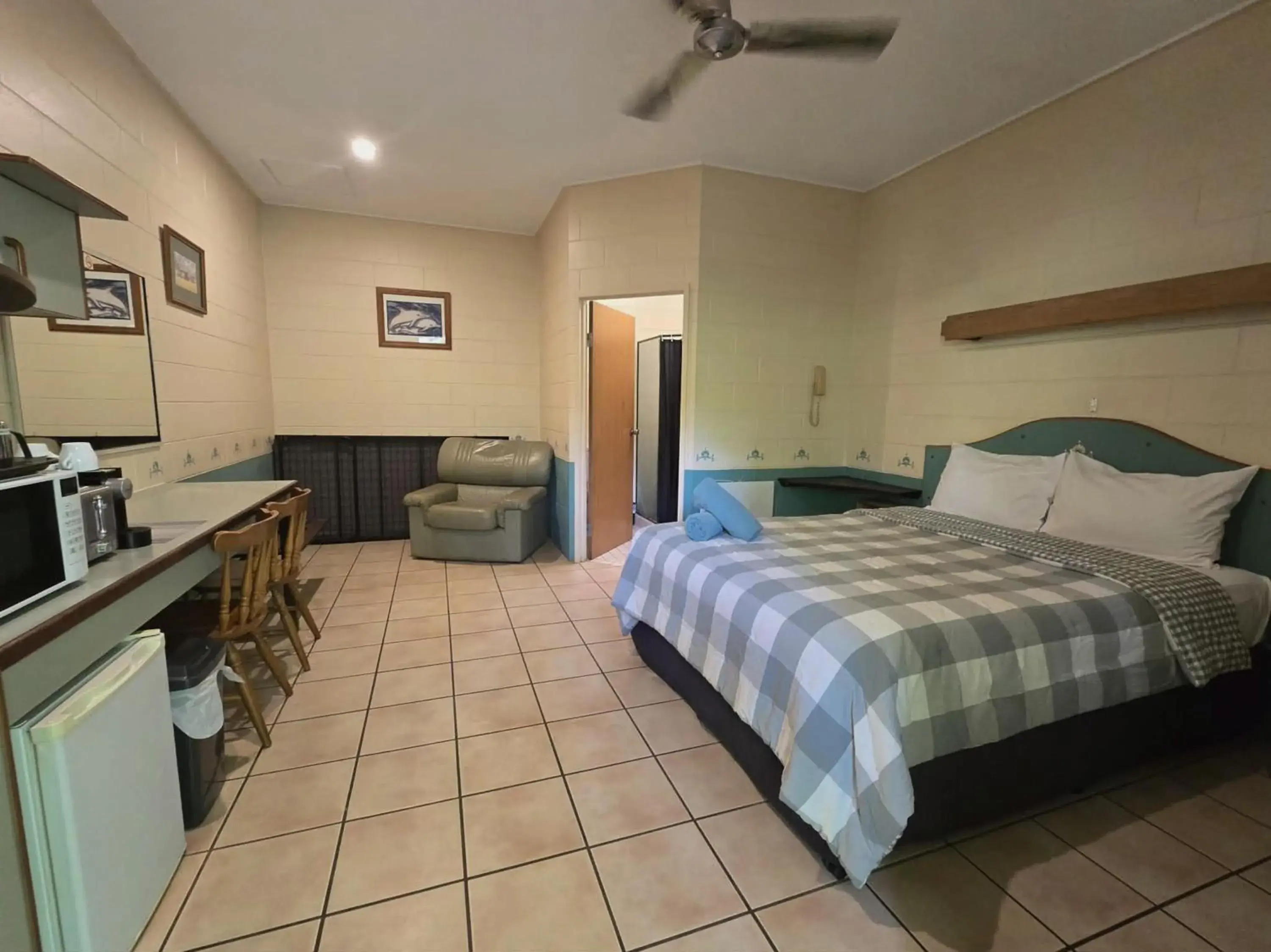 Queen Room in Curtain Fig Motel Queen Room in Curtain Fig Motel