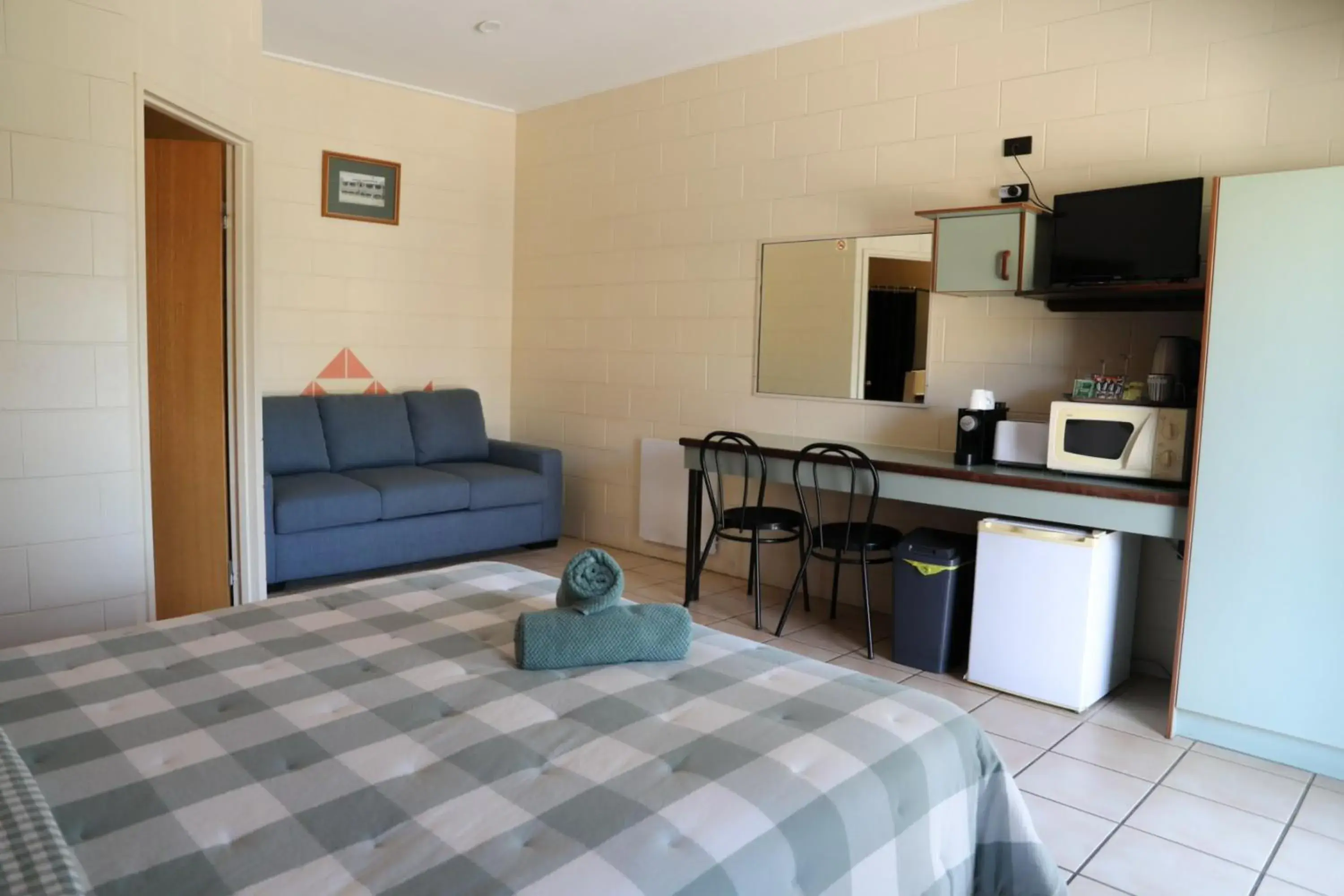Basic Triple Room - single occupancy in Curtain Fig Motel Basic Triple Room - single occupancy in Curtain Fig Motel