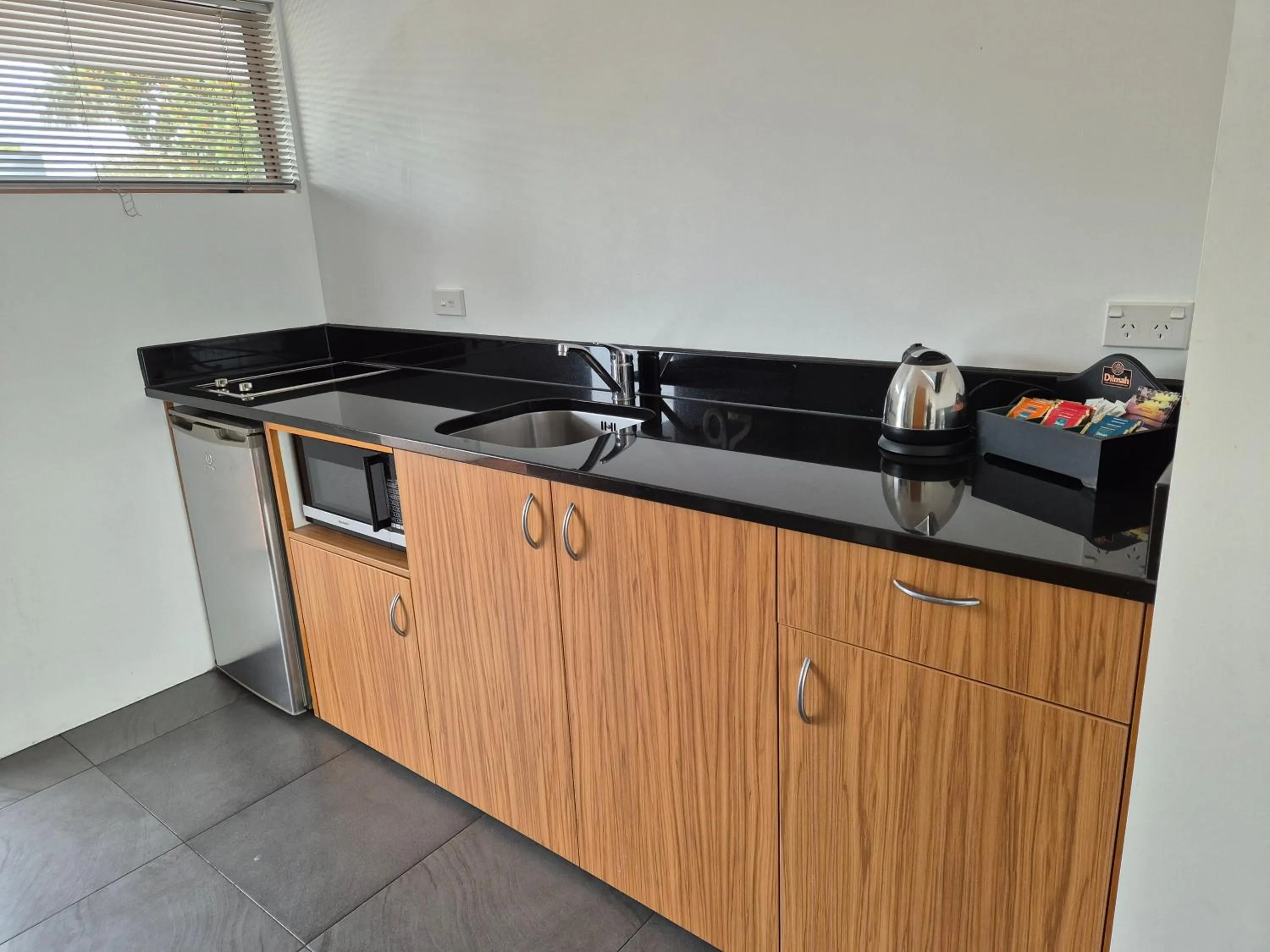 Kitchen or kitchenette in Auto Lodge