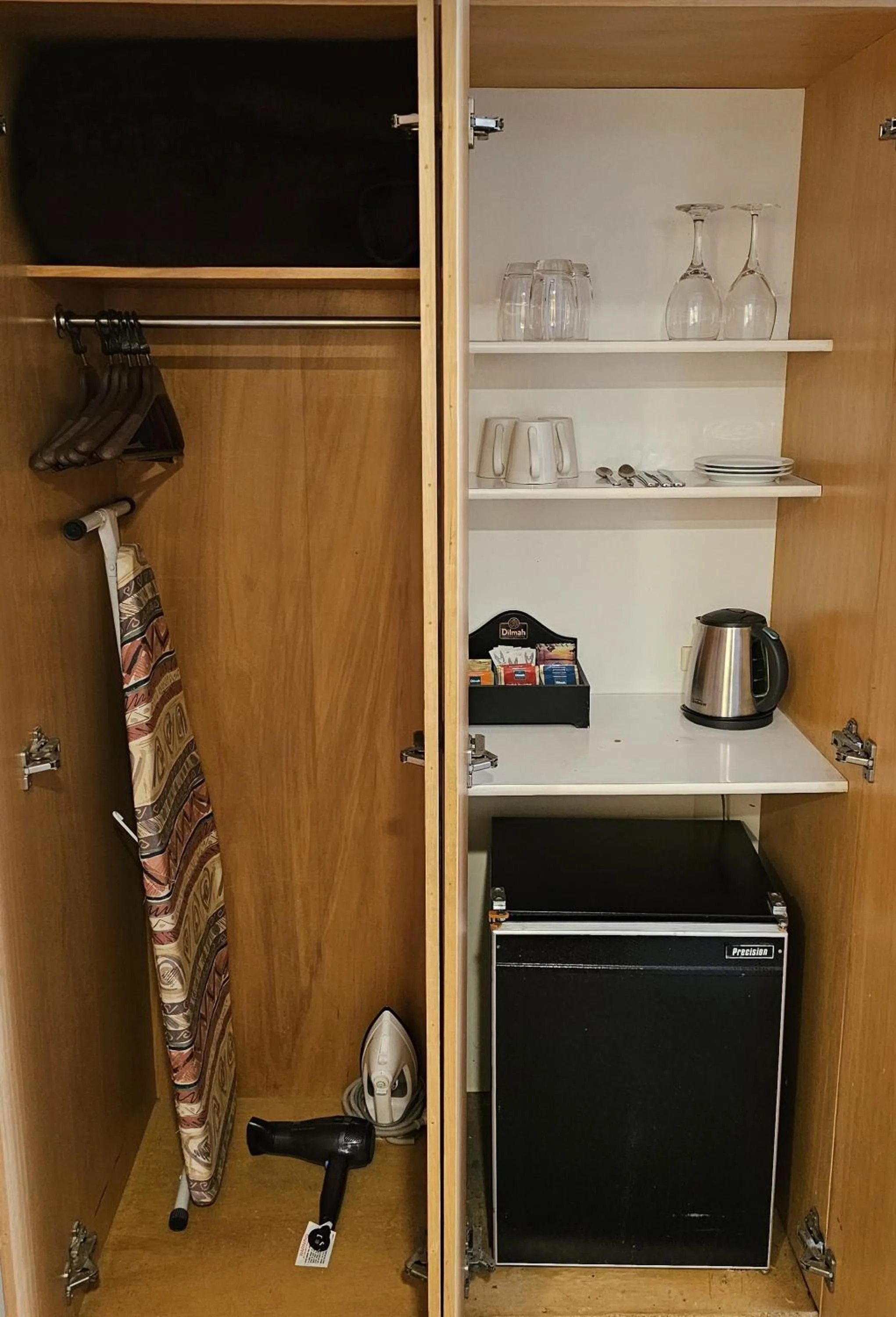 Coffee/tea facilities in Auto Lodge