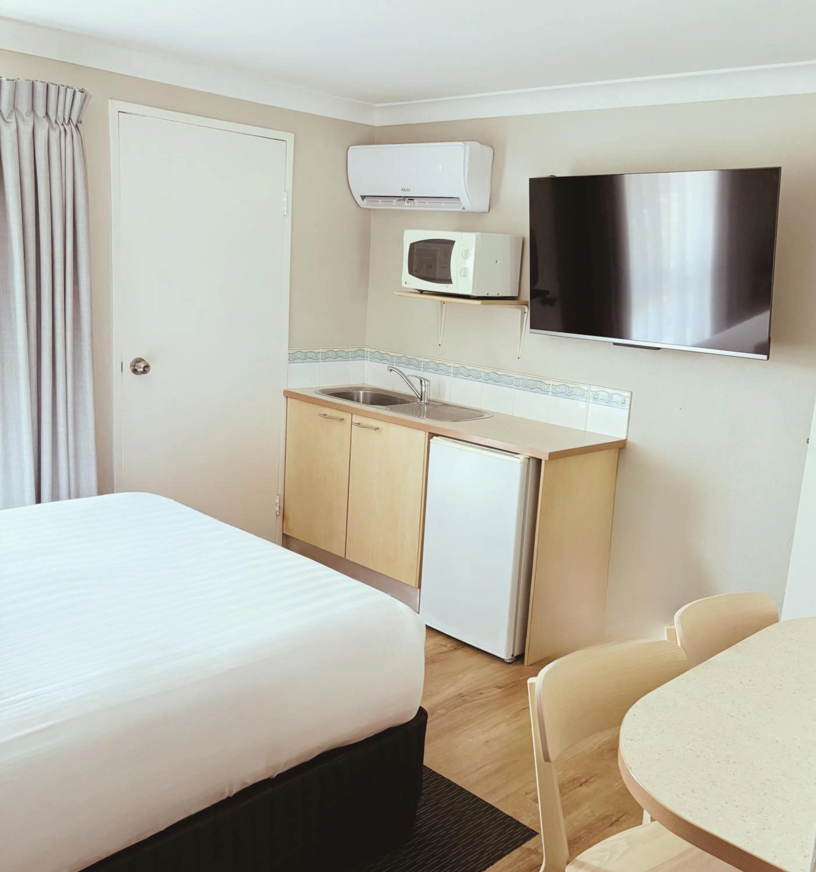 Kitchen or kitchenette, Bed in Yamba Sun