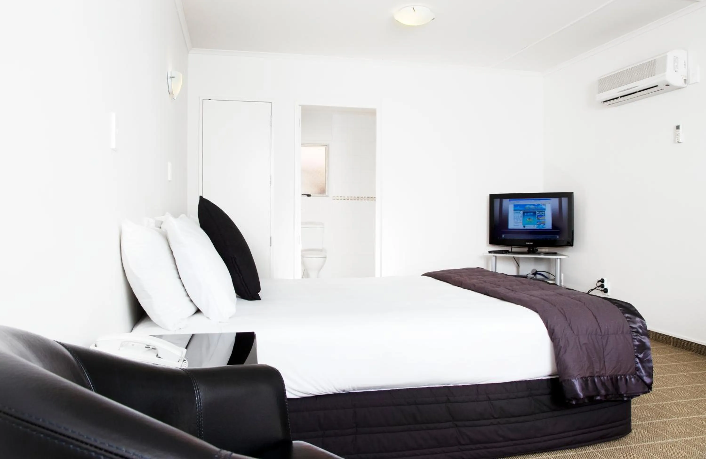 Bed in Hygate Motor Lodge