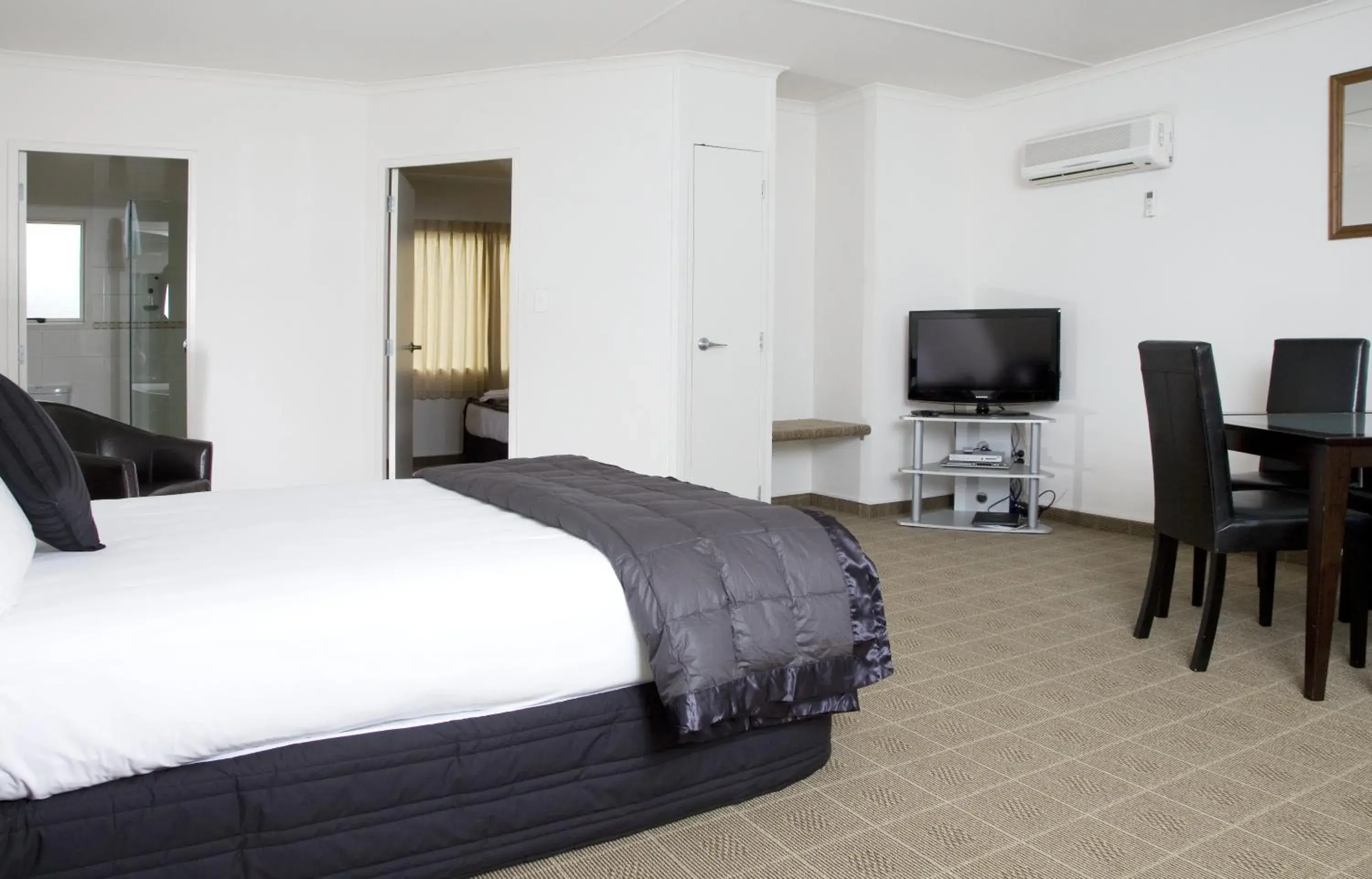 Photo of the whole room, Bed in Hygate Motor Lodge Photo of the whole room, Bed in Hygate Motor Lodge