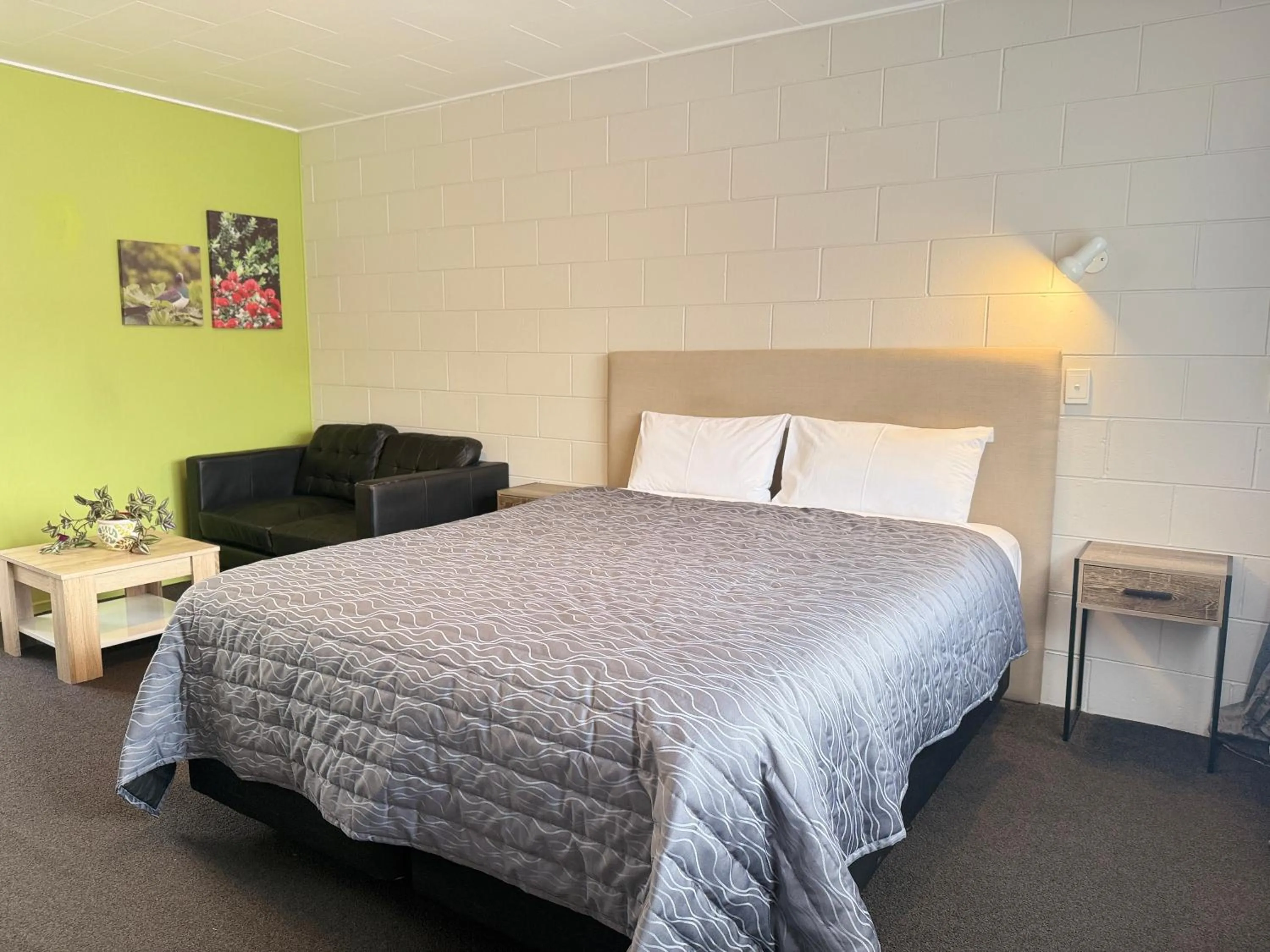 Upstairs Queen Studio in Continental Motel