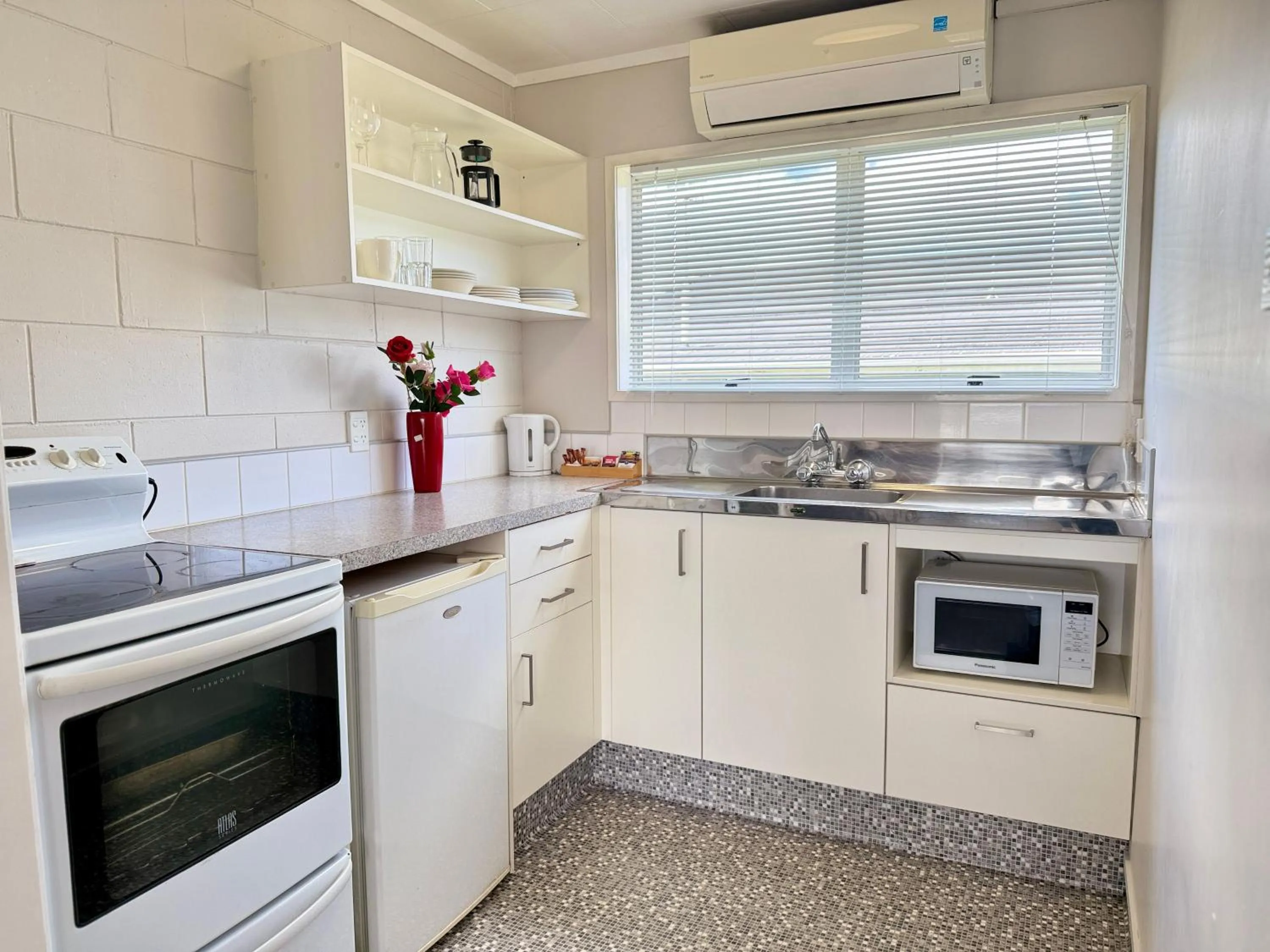 Kitchen or kitchenette in Continental Motel