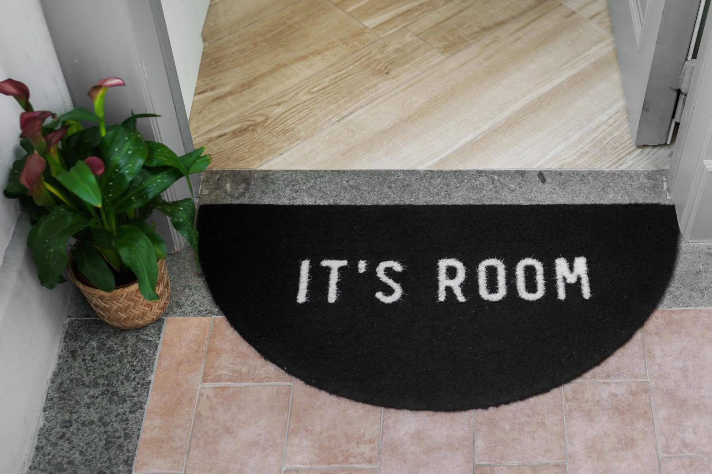 Logo/Certificate/Sign in It's Room Naples