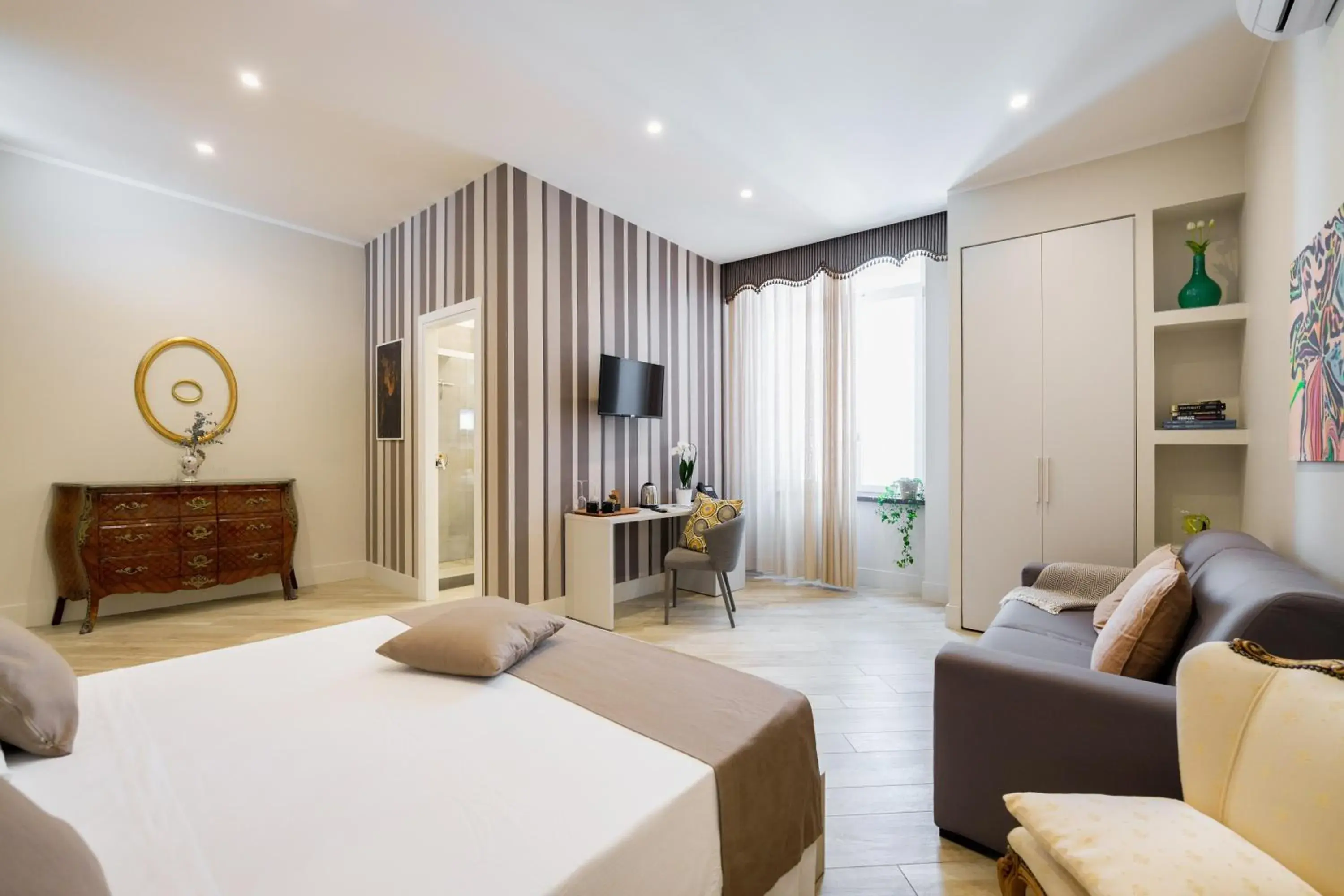 Communal lounge/ TV room, Bed in It's Room Naples Communal lounge/ TV room, Bed in It's Room Naples