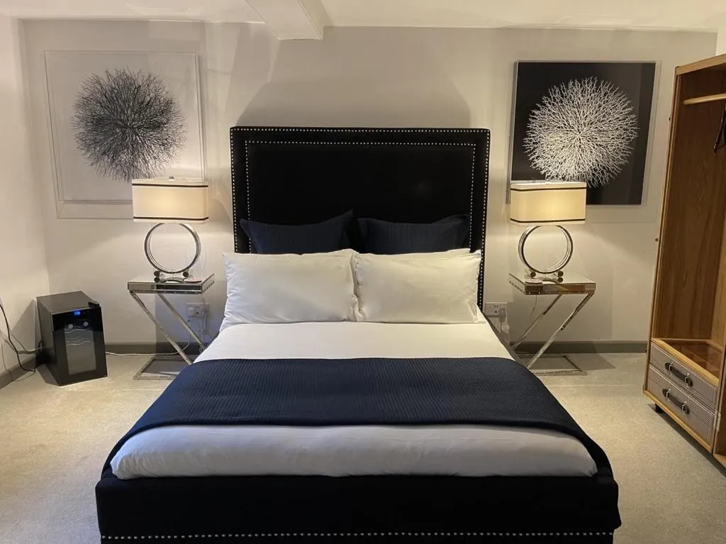 Bedroom, Bed in the kingsbury 7even 8ight