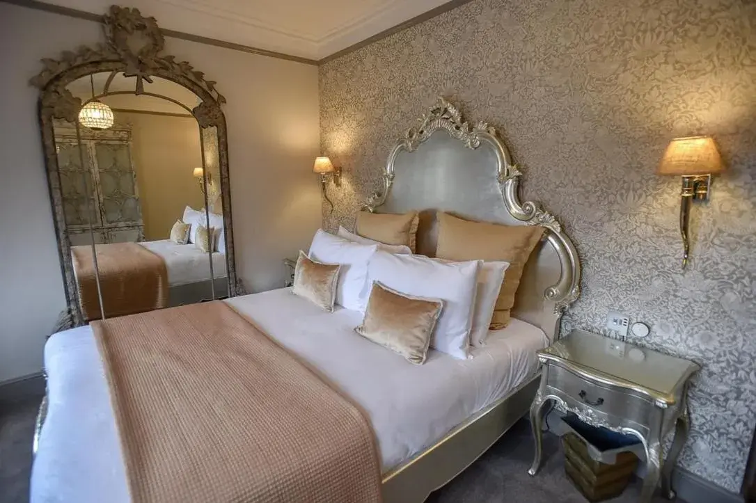 Superior King Room with Bath Ensuite in the kingsbury 7even 8ight Superior King Room with Bath Ensuite in the kingsbury 7even 8ight