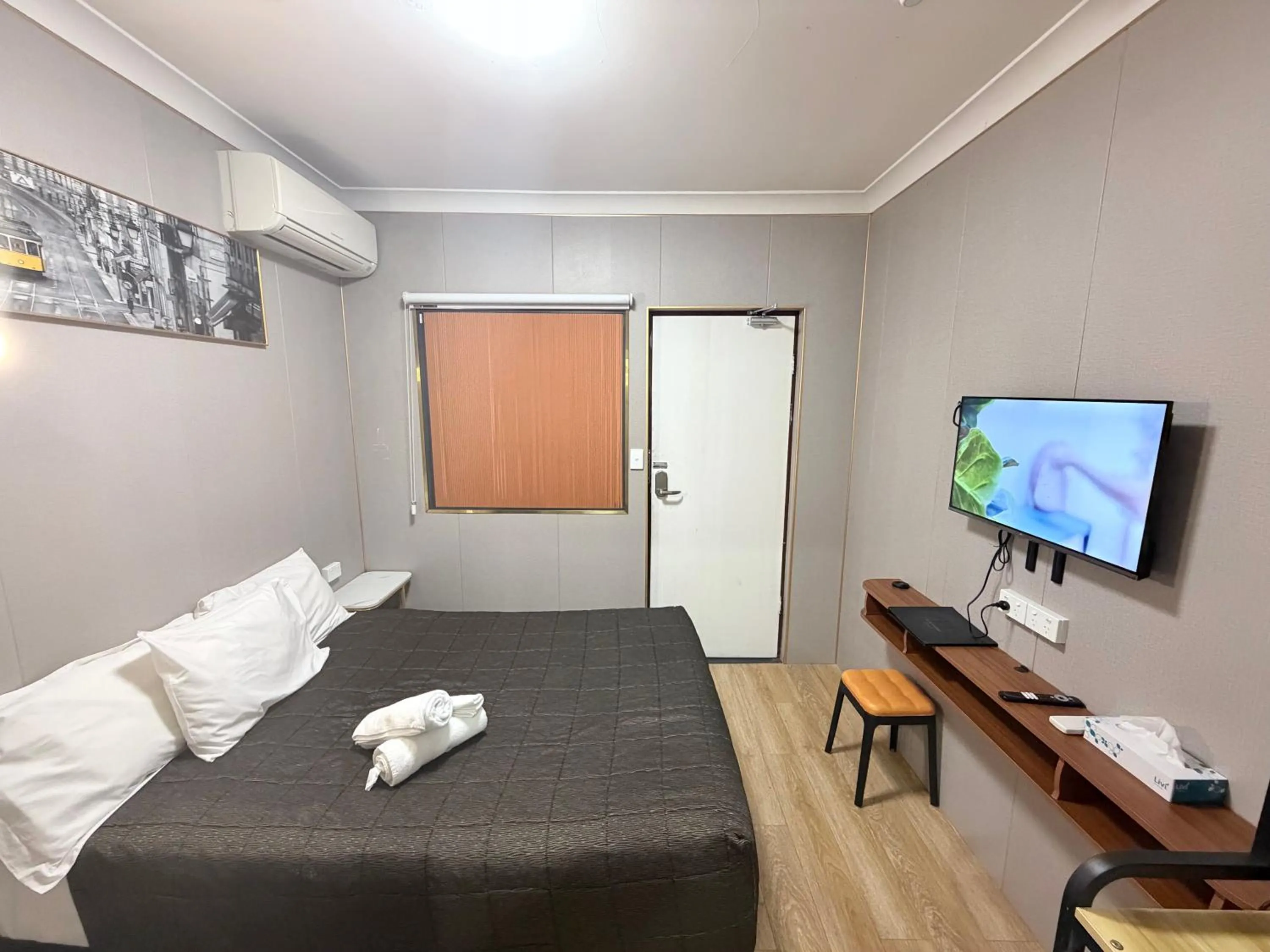 Bed in Alpine Heritage Motel