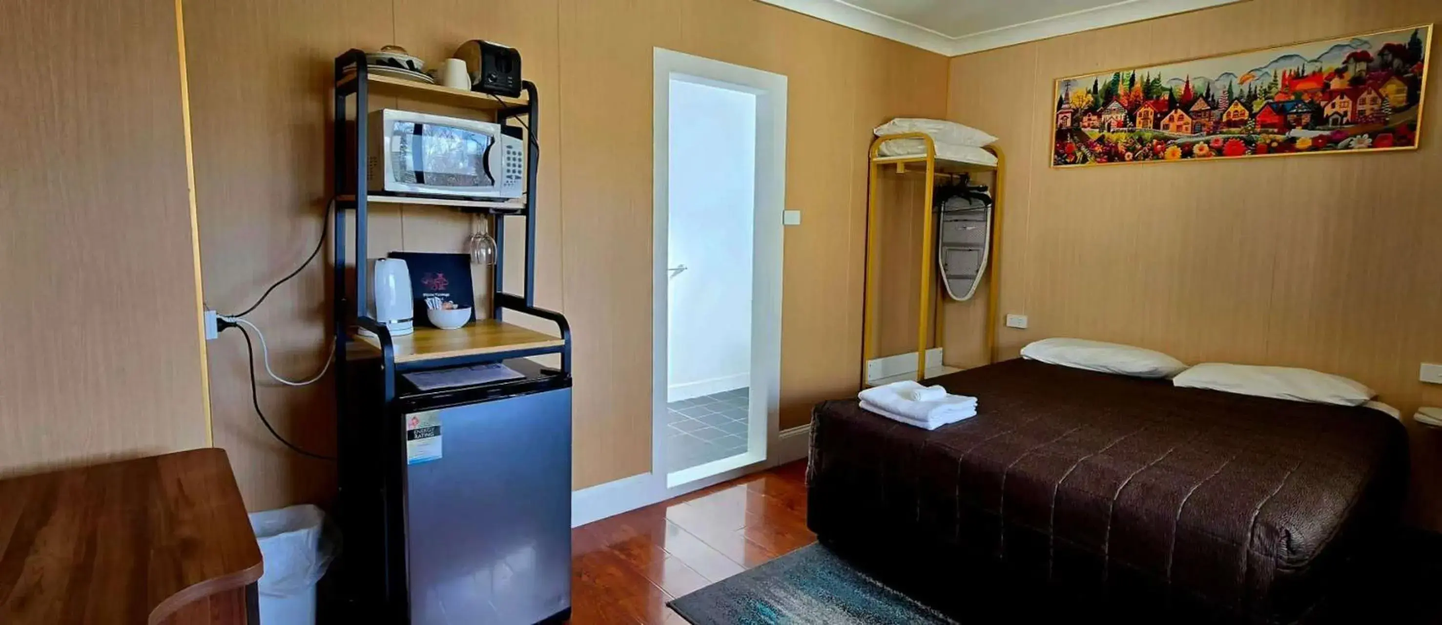 Budget Queen Room in Alpine Heritage Motel Budget Queen Room in Alpine Heritage Motel