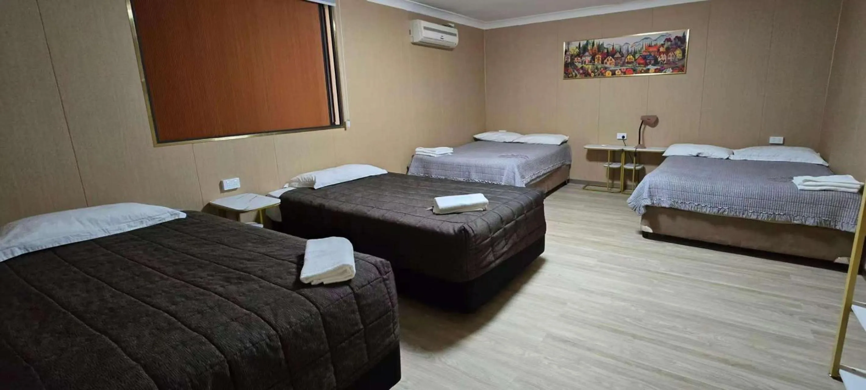 Bed in Alpine Heritage Motel