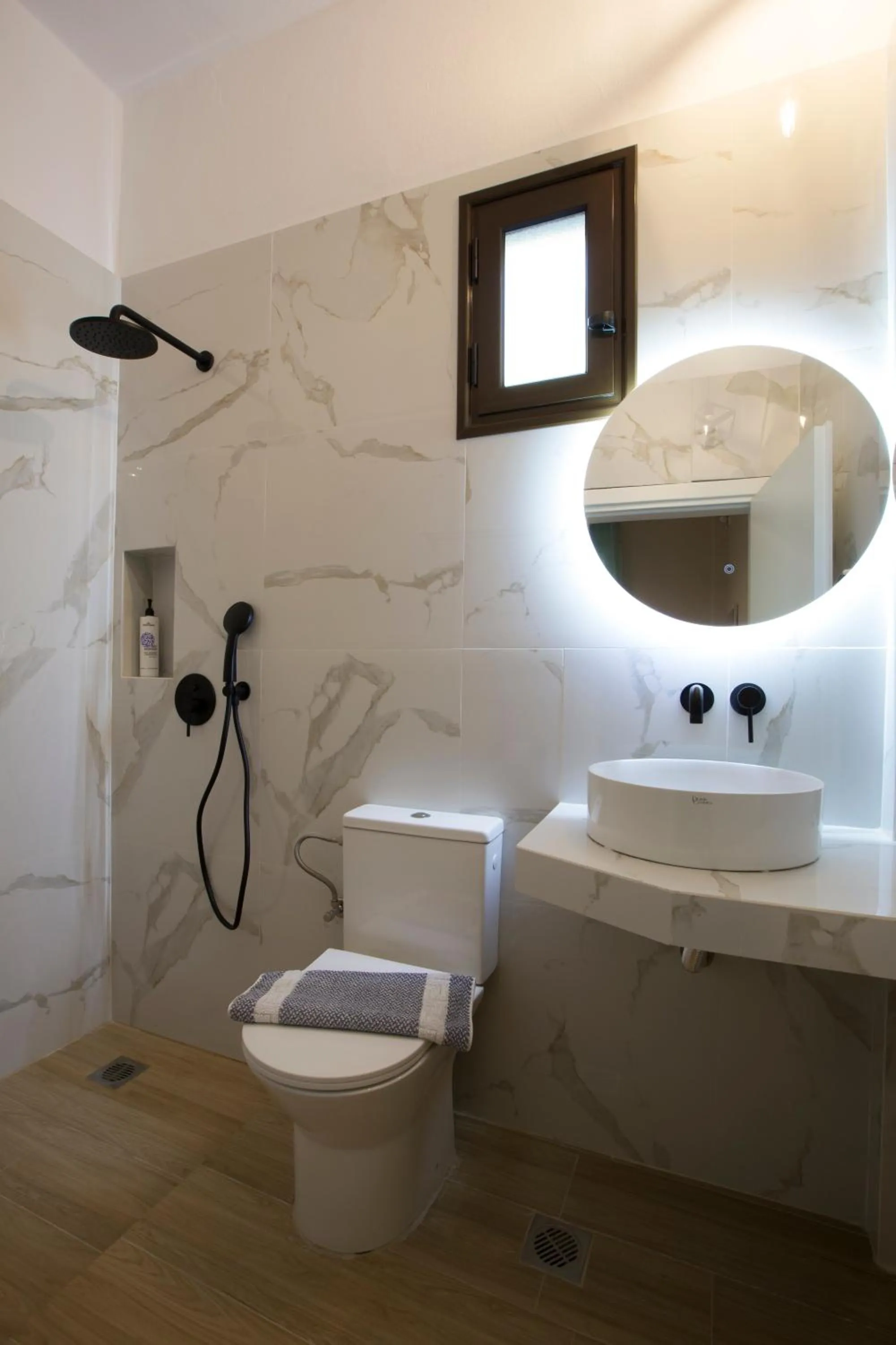 Shower in Hotel Kastri