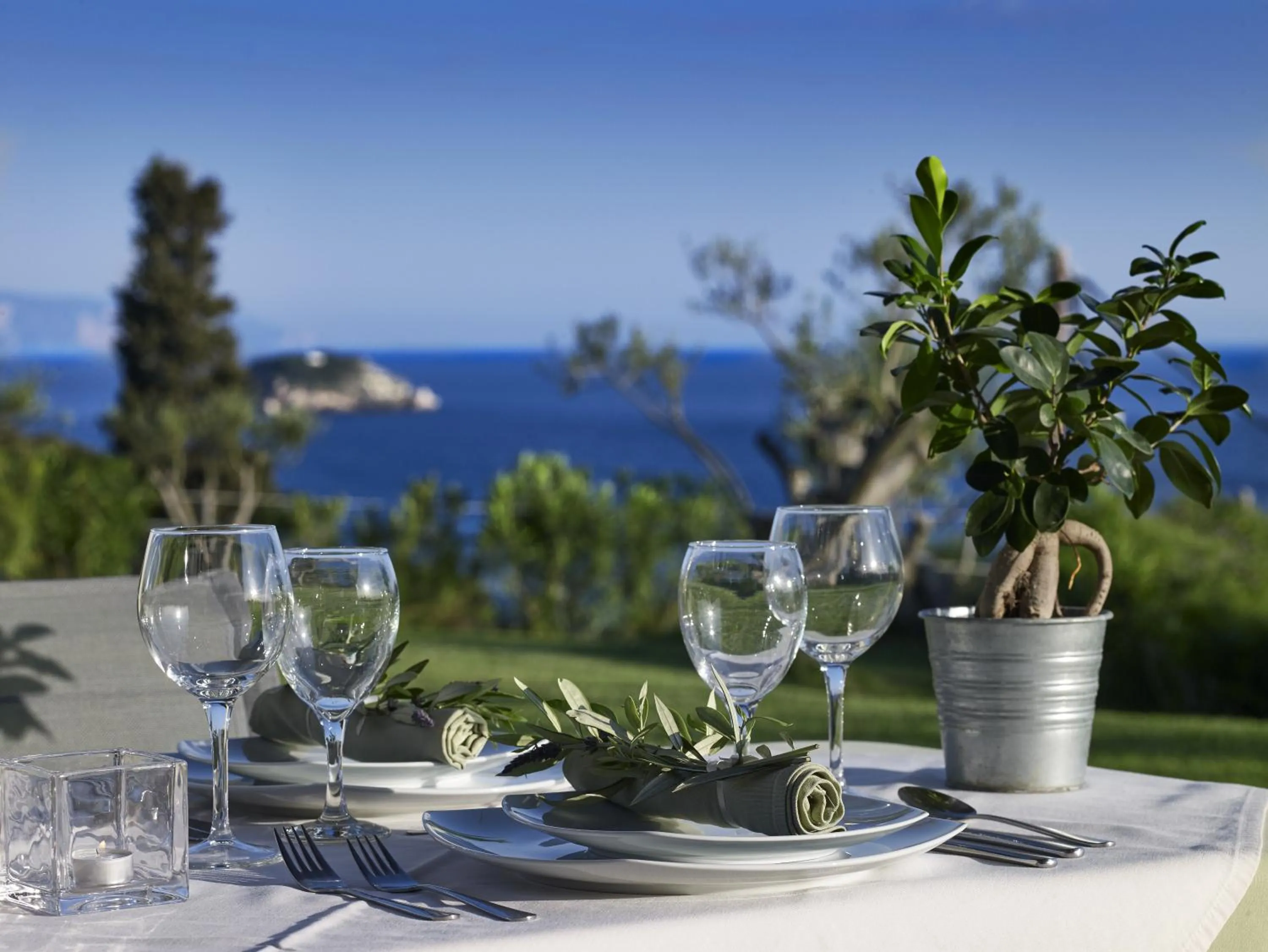 Restaurant/places to eat in Leivatho Hotel