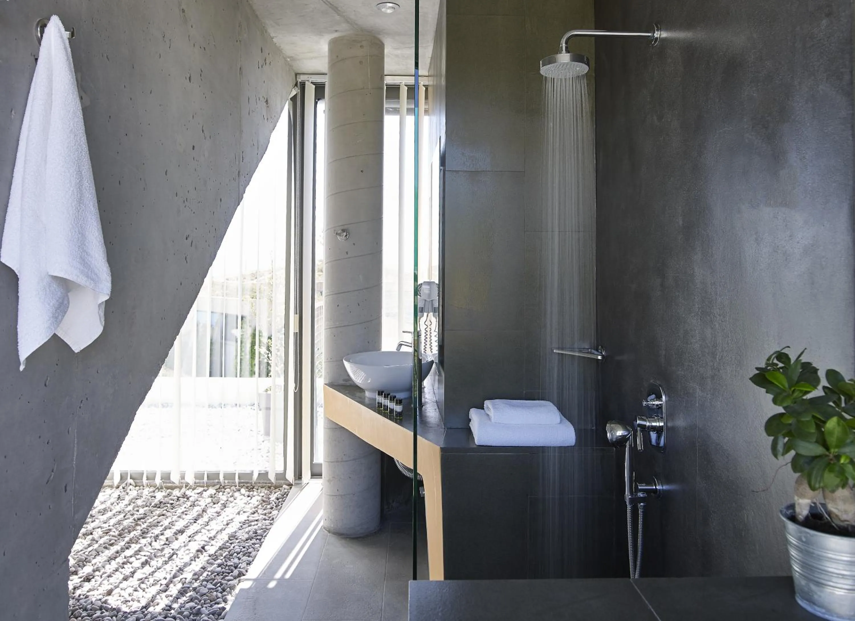 Shower in Leivatho Hotel