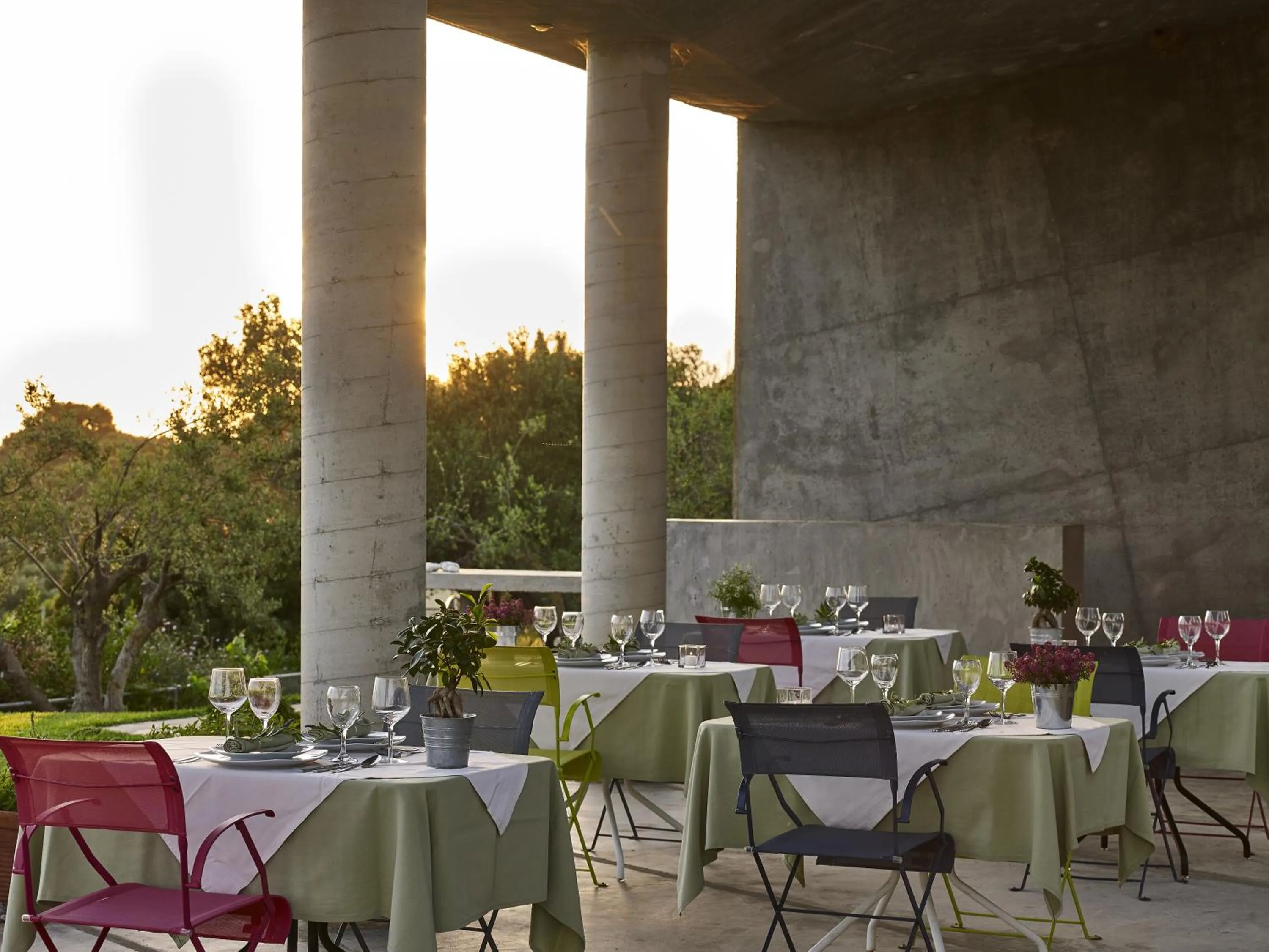 Restaurant/places to eat in Leivatho Hotel