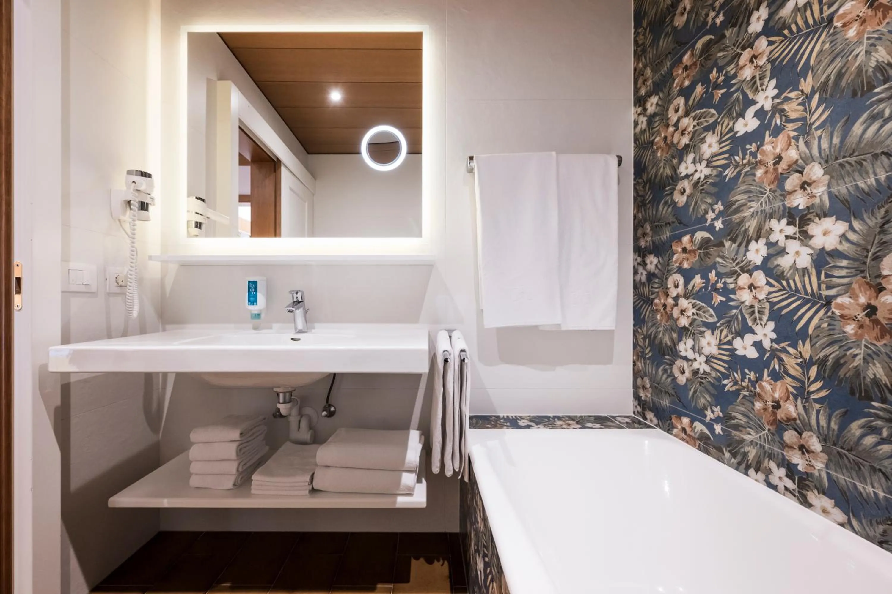 Bathroom, Bed in Residence Villa Stella