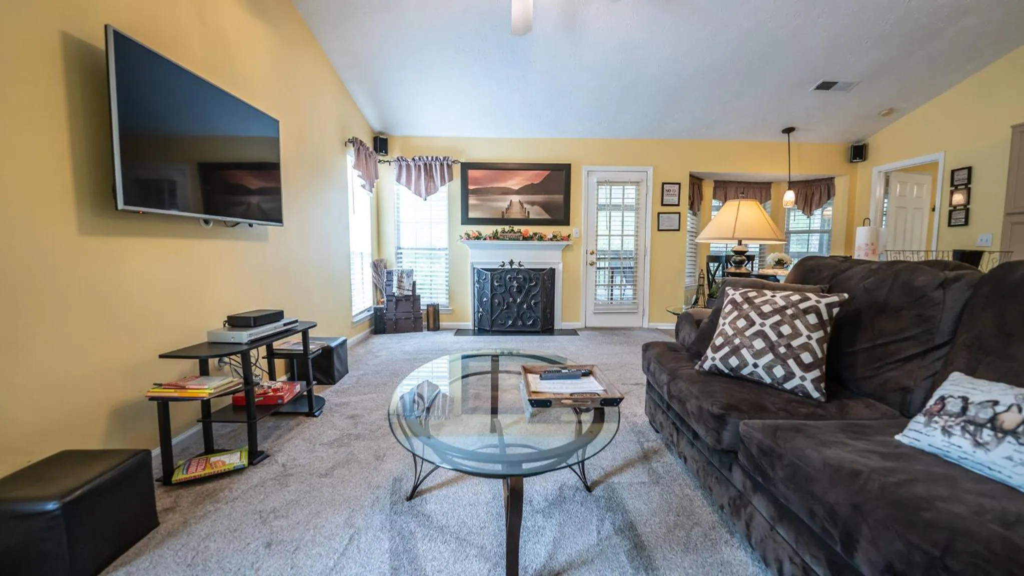 Communal lounge/ TV room in K & C Mountain View Cottage
