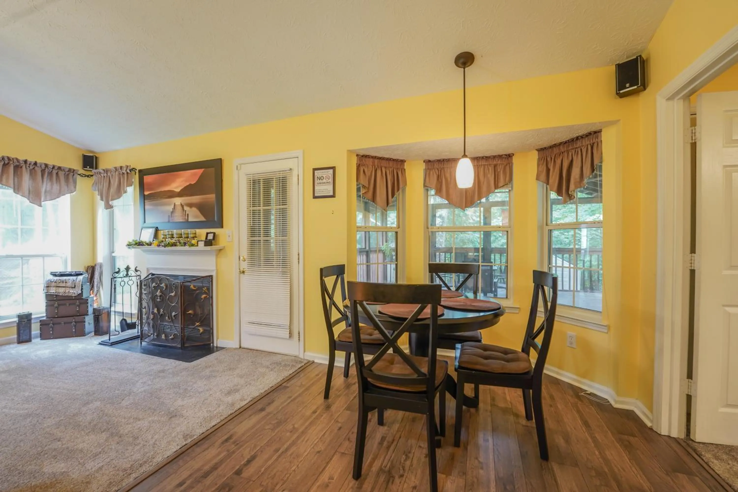 Kitchen or kitchenette in K & C Mountain View Cottage