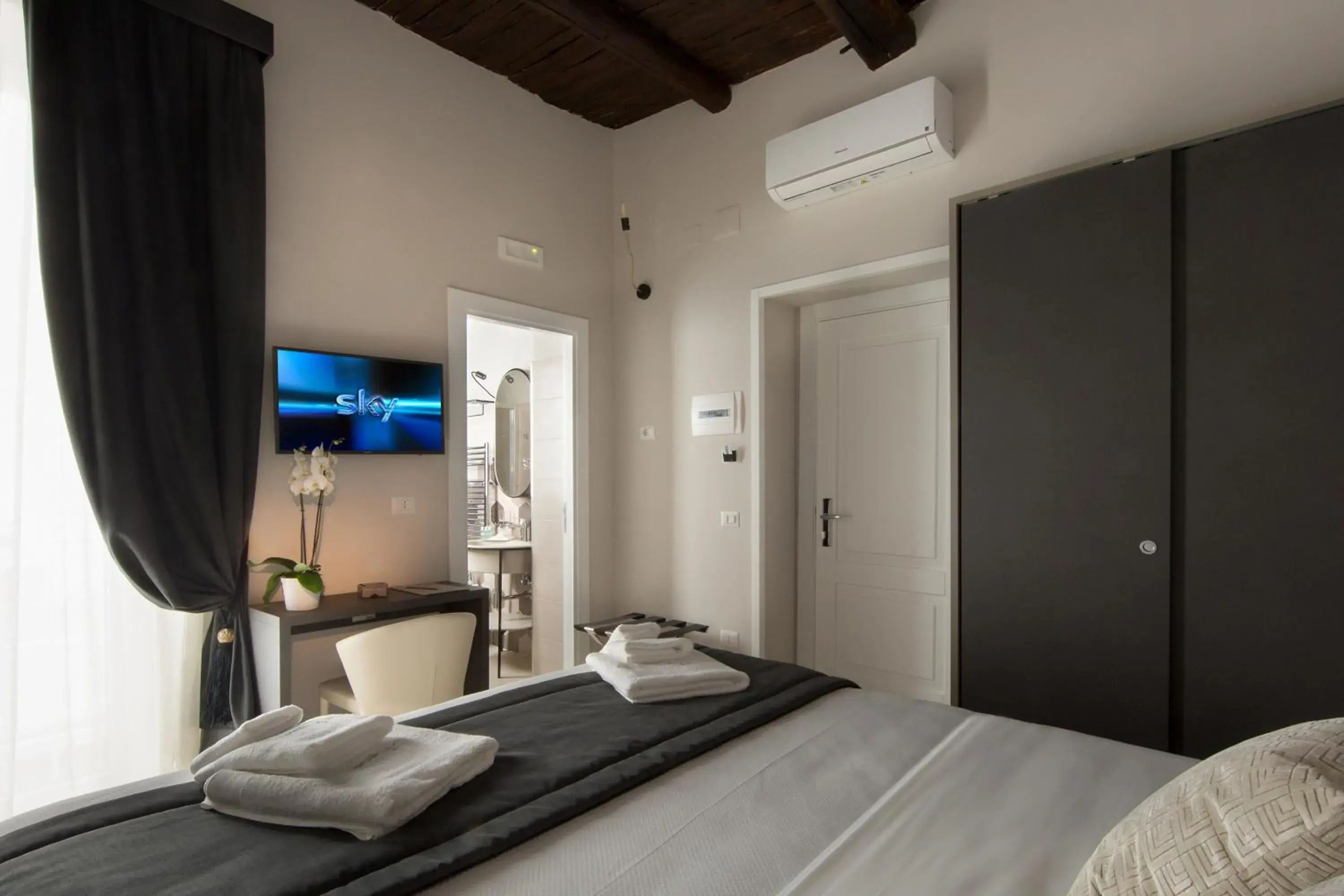 Double Room - single occupancy in Naplesuite Double Room - single occupancy in Naplesuite
