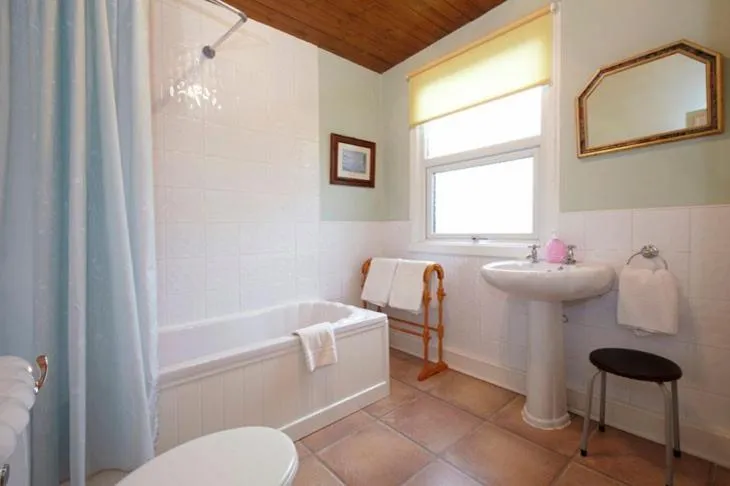 Bathroom in Lincoln Guest House