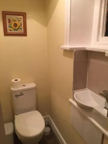 Toilet in Lincoln Guest House