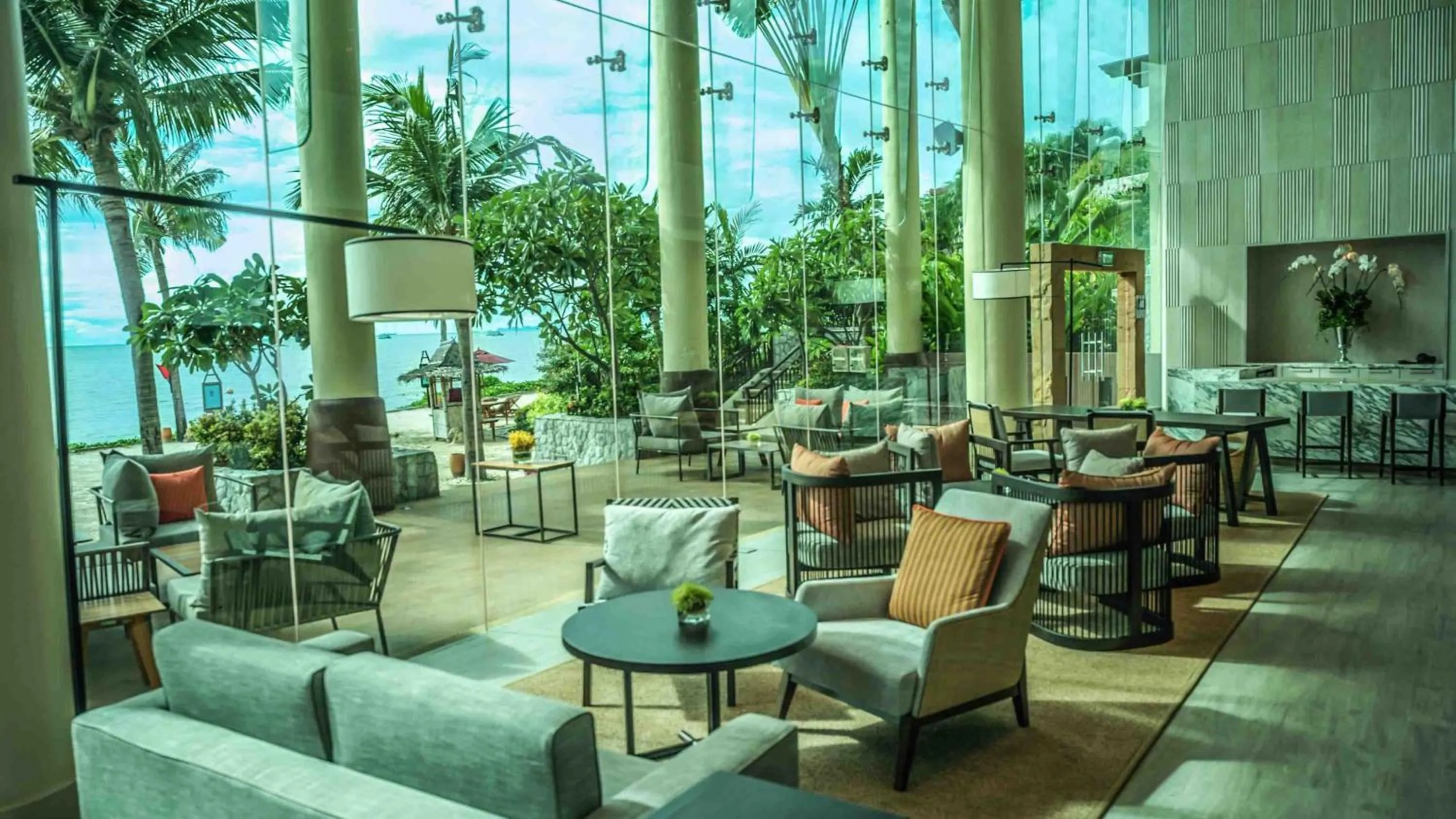 Lounge or bar in InterContinental Pattaya Resort by IHG