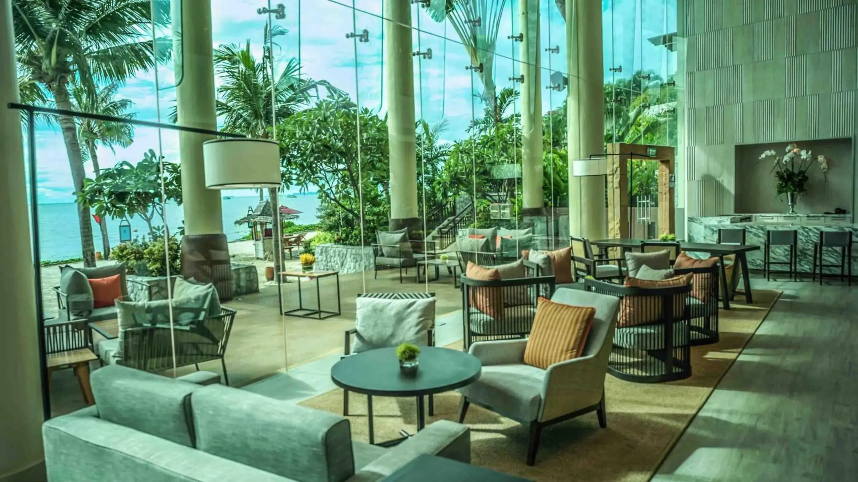 Lounge or bar in InterContinental Pattaya Resort by IHG Lounge or bar in InterContinental Pattaya Resort by IHG