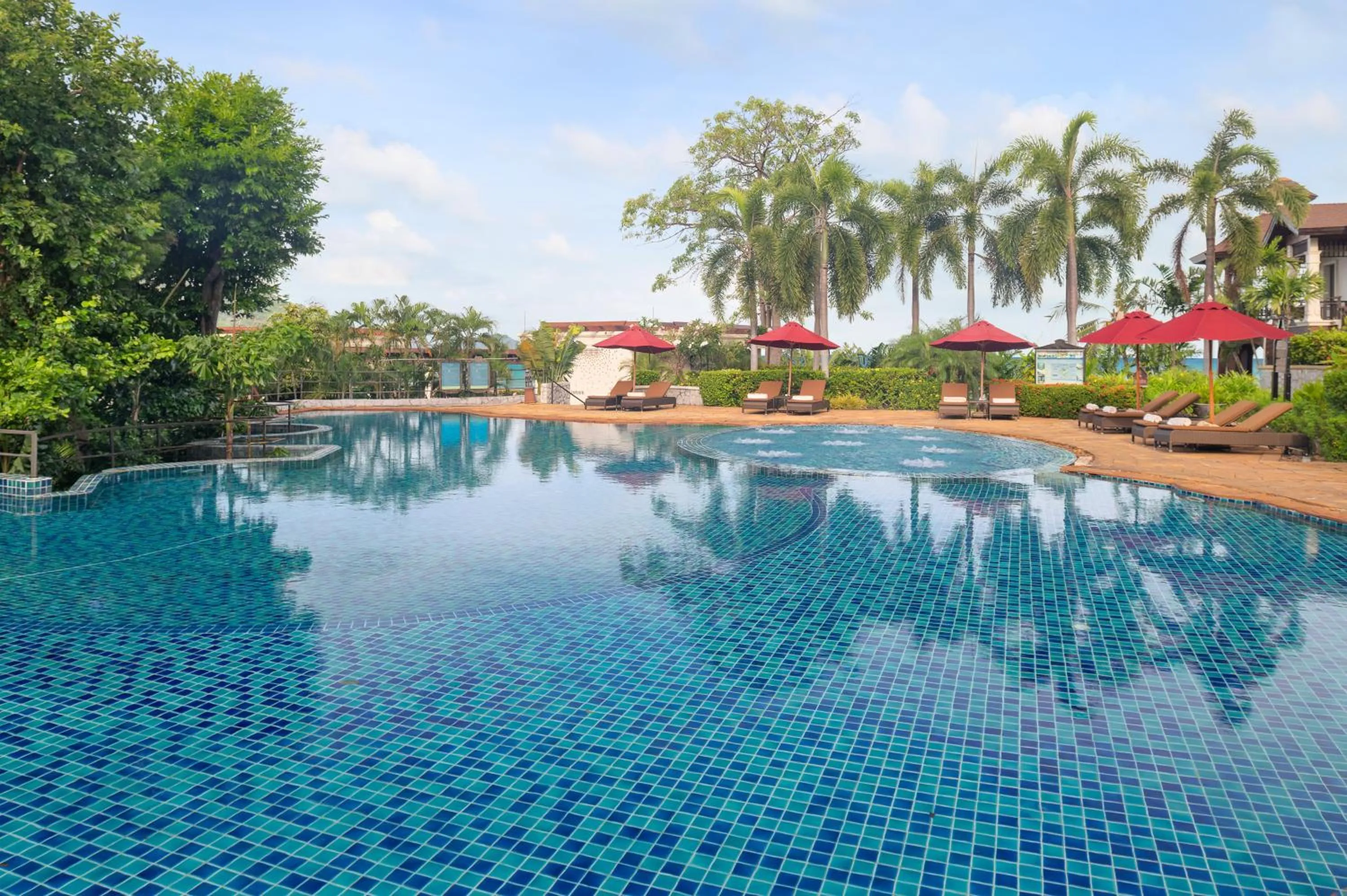 Swimming pool in InterContinental Pattaya Resort by IHG
