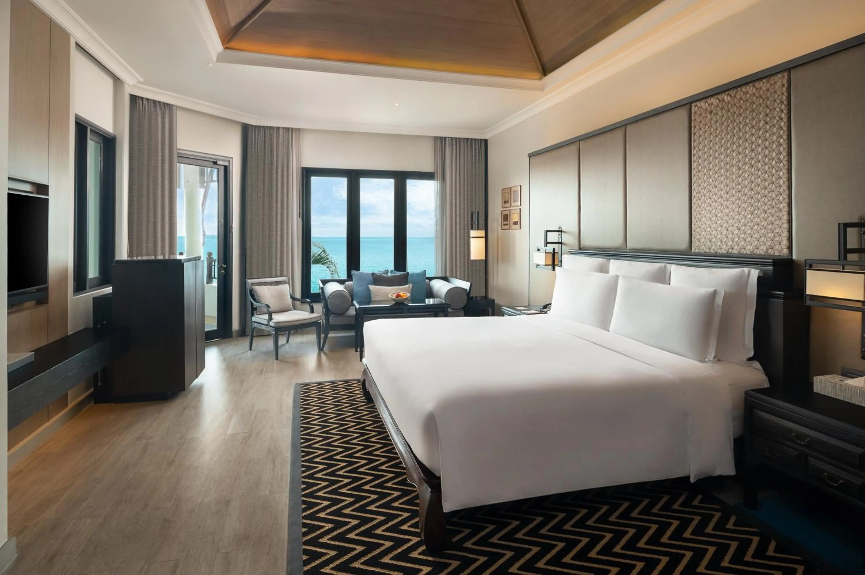 Photo of the whole room, Bed in InterContinental Pattaya Resort by IHG