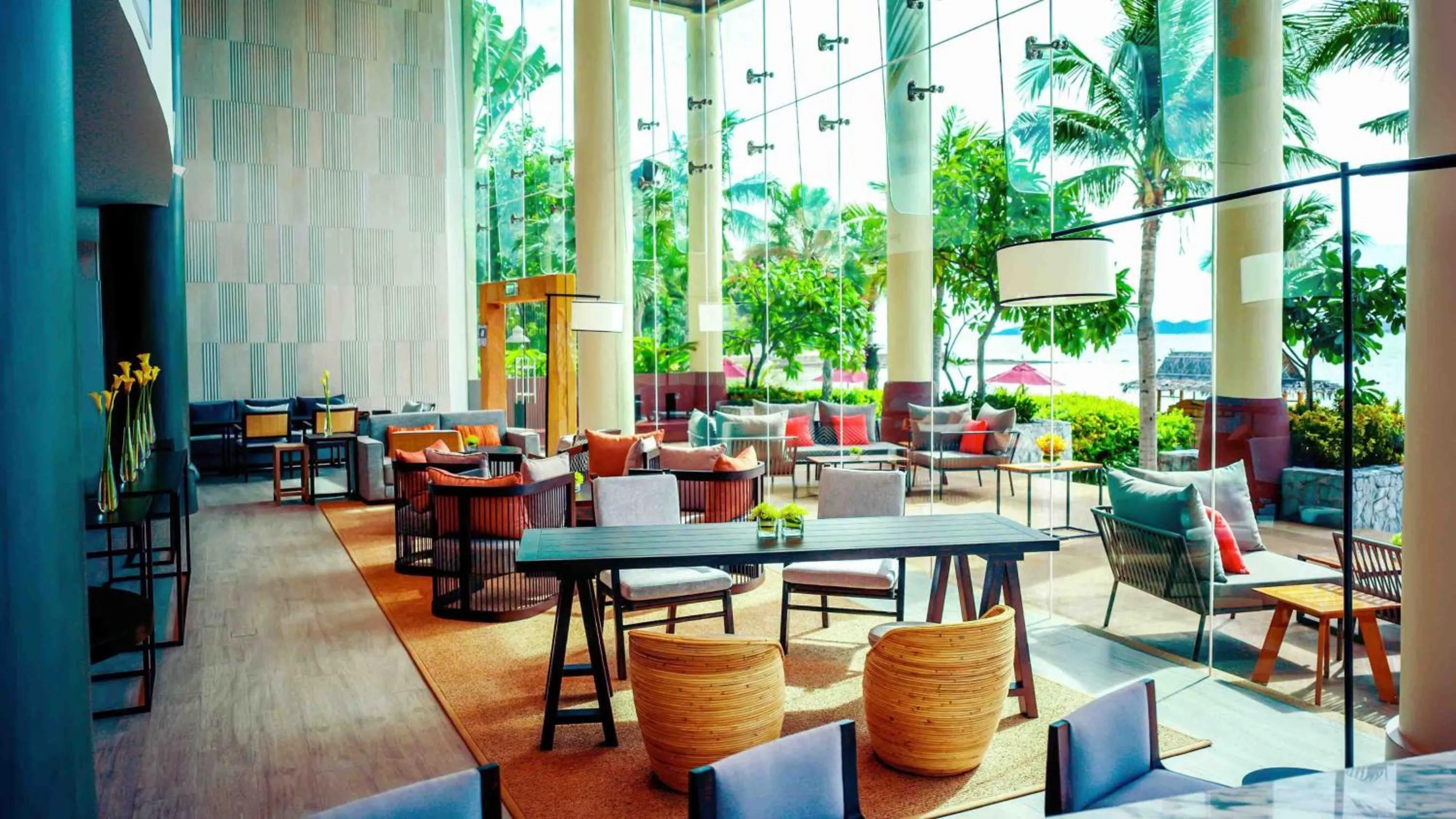 Lounge or bar in InterContinental Pattaya Resort by IHG