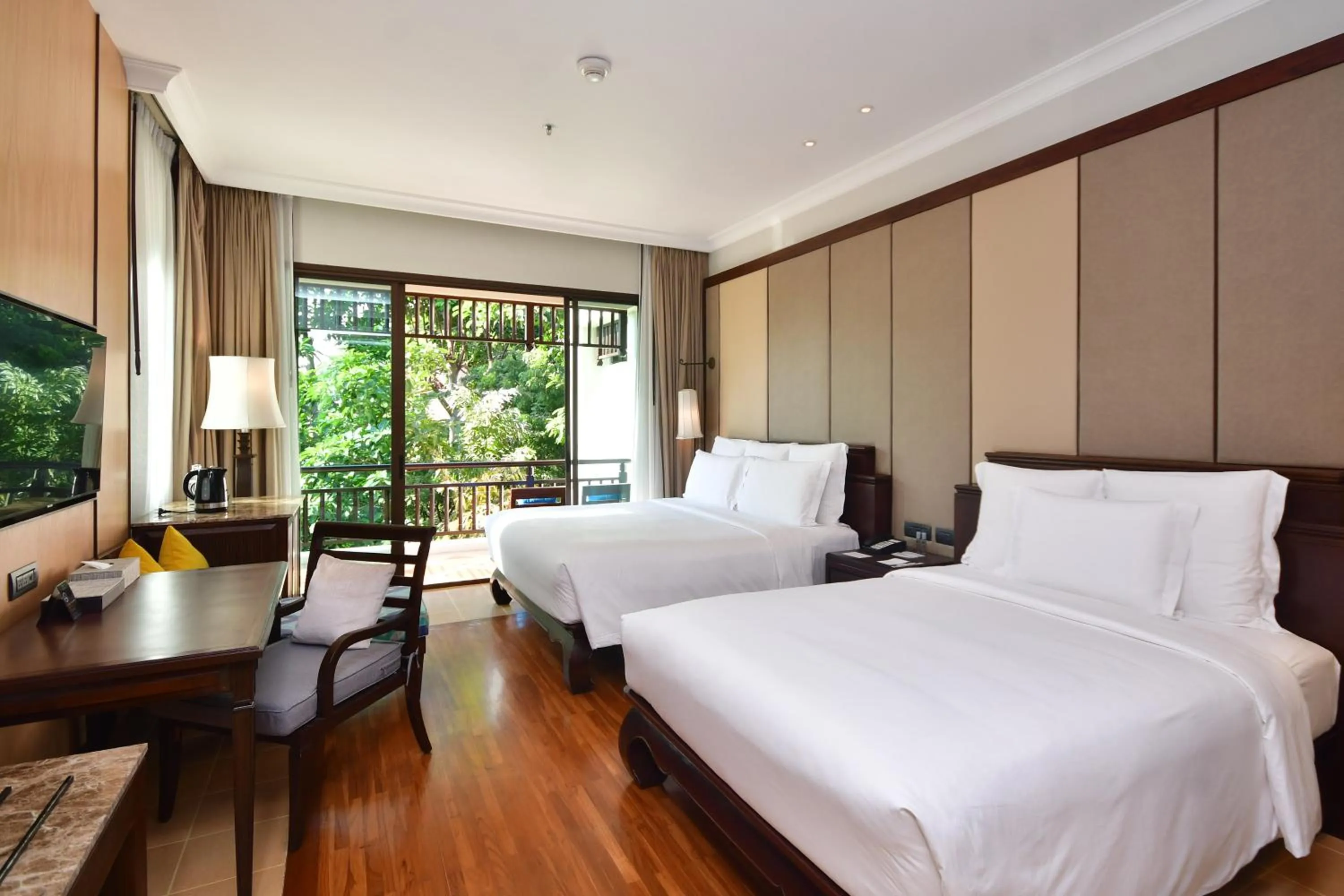 Photo of the whole room, Bed in InterContinental Pattaya Resort by IHG