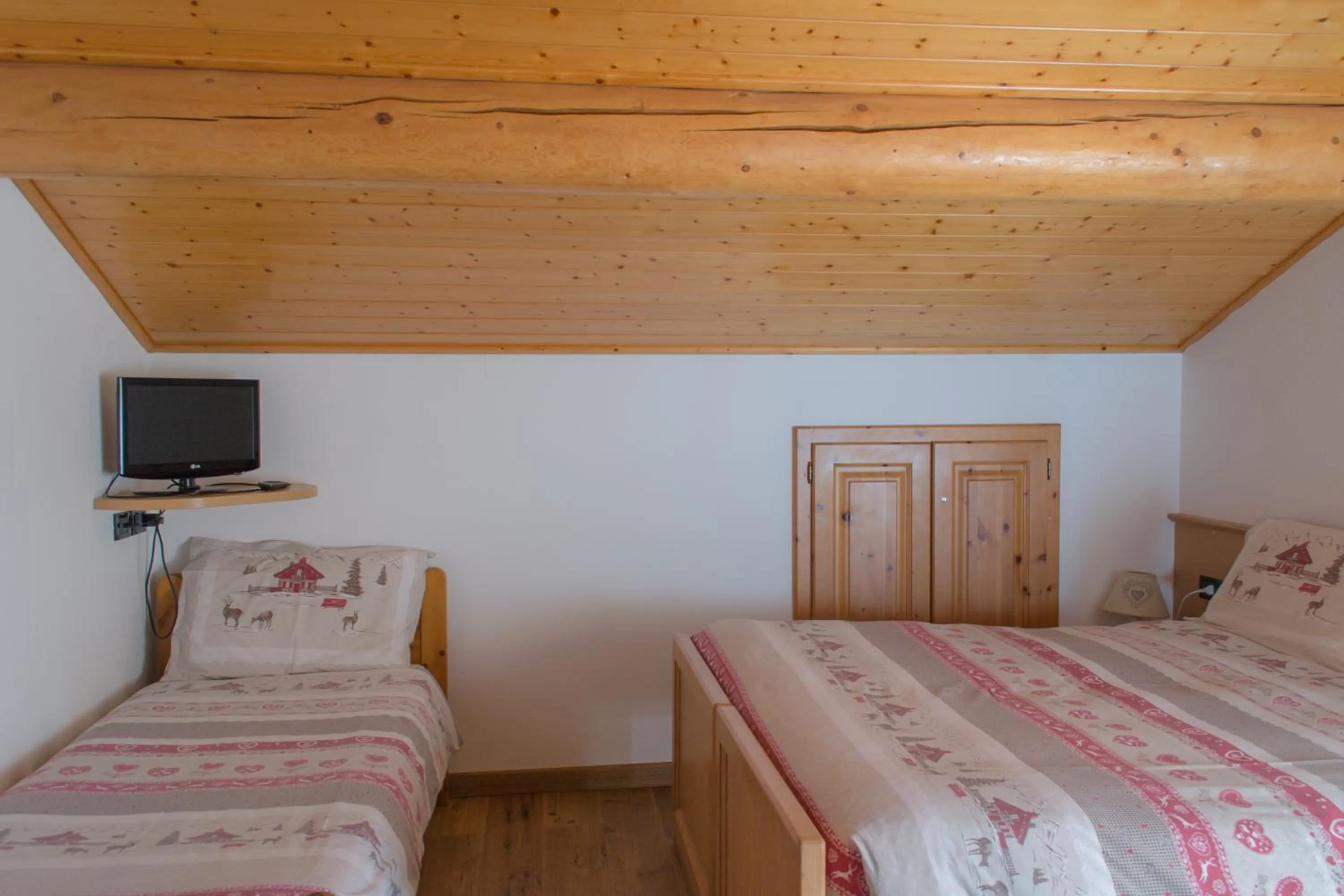 TV and multimedia, Bed in Meublè Rosalpina