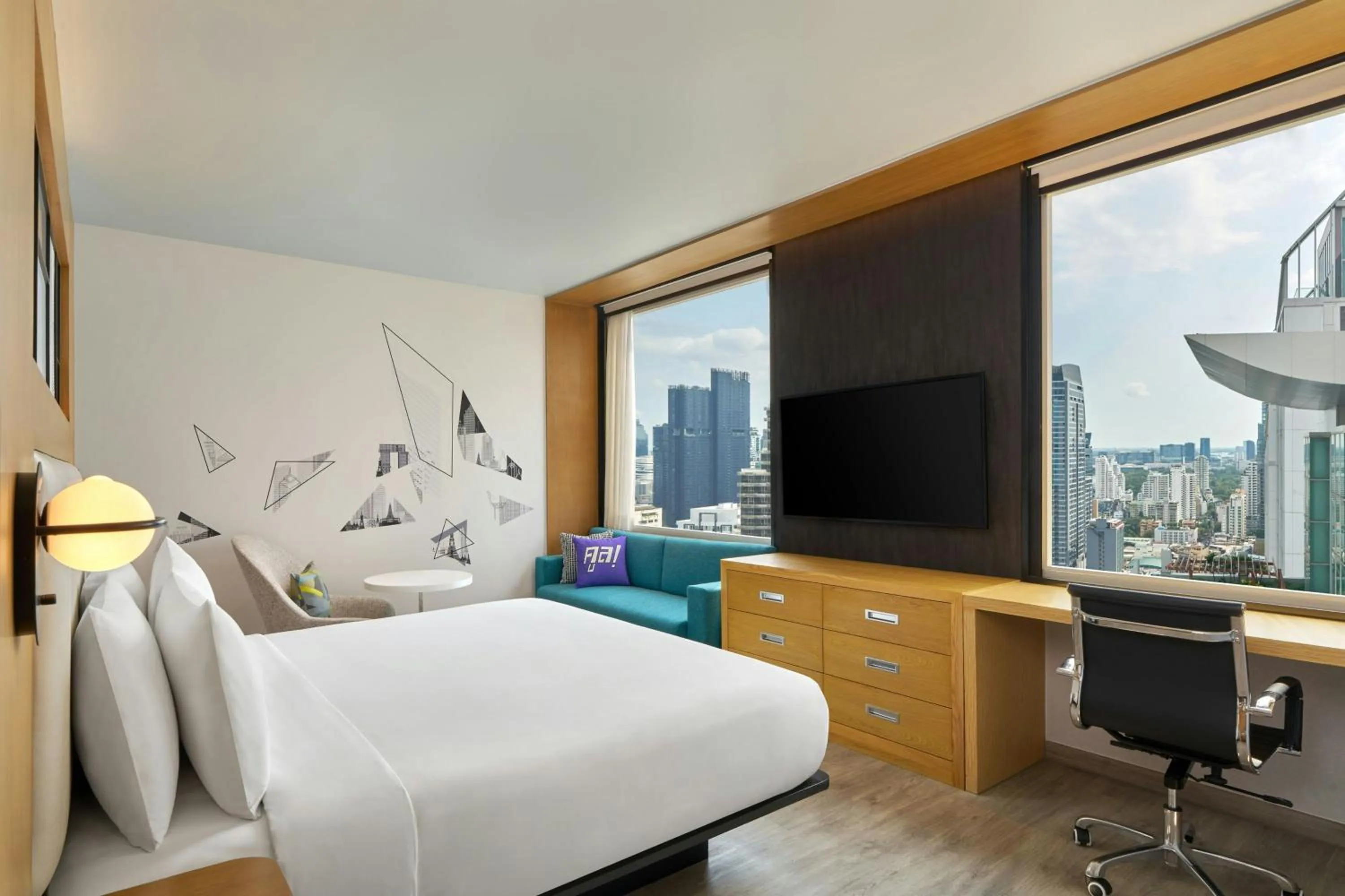 Photo of the whole room, Bed in Aloft Bangkok - Sukhumvit 11
