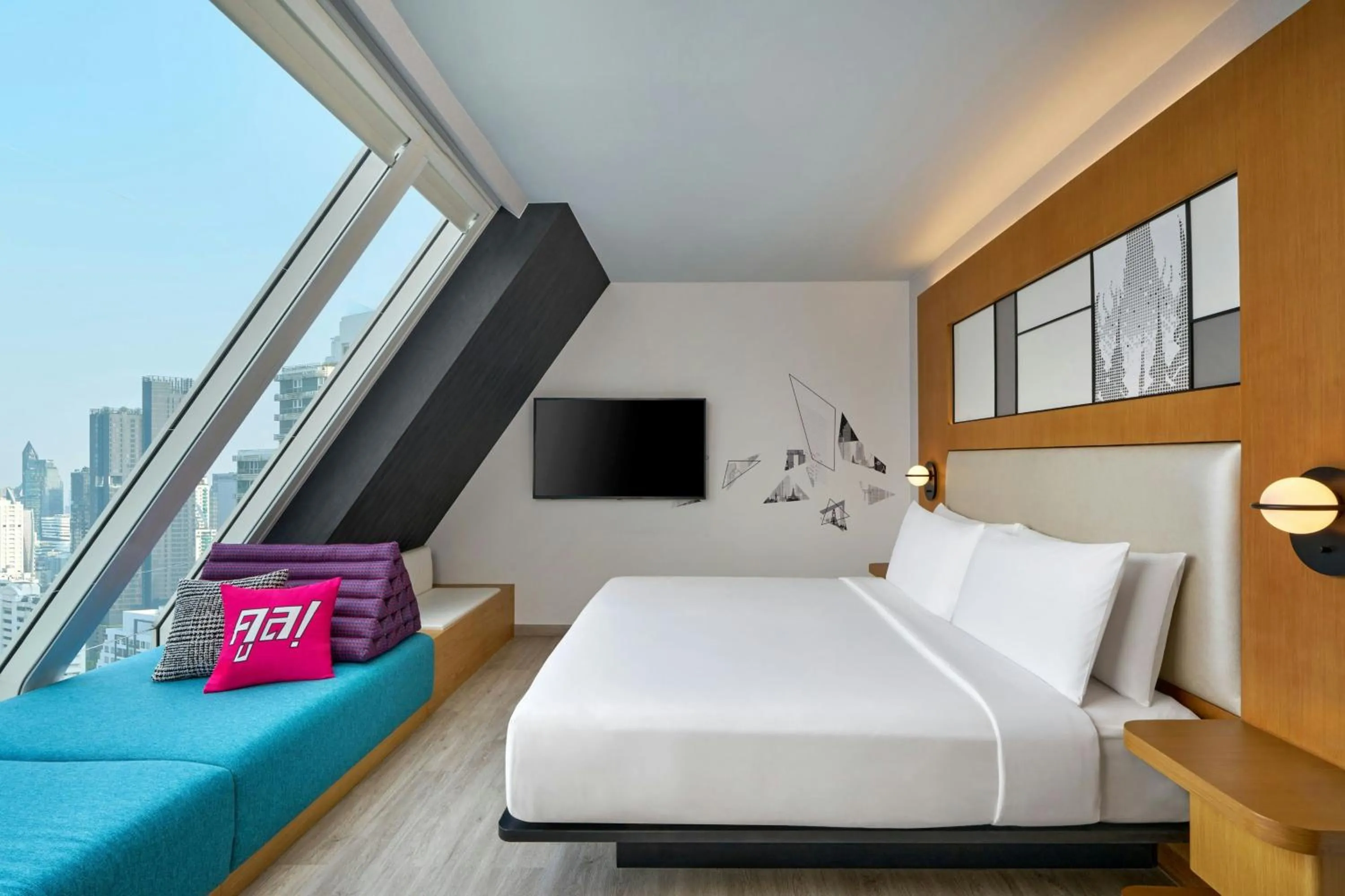 Photo of the whole room, Bed in Aloft Bangkok - Sukhumvit 11