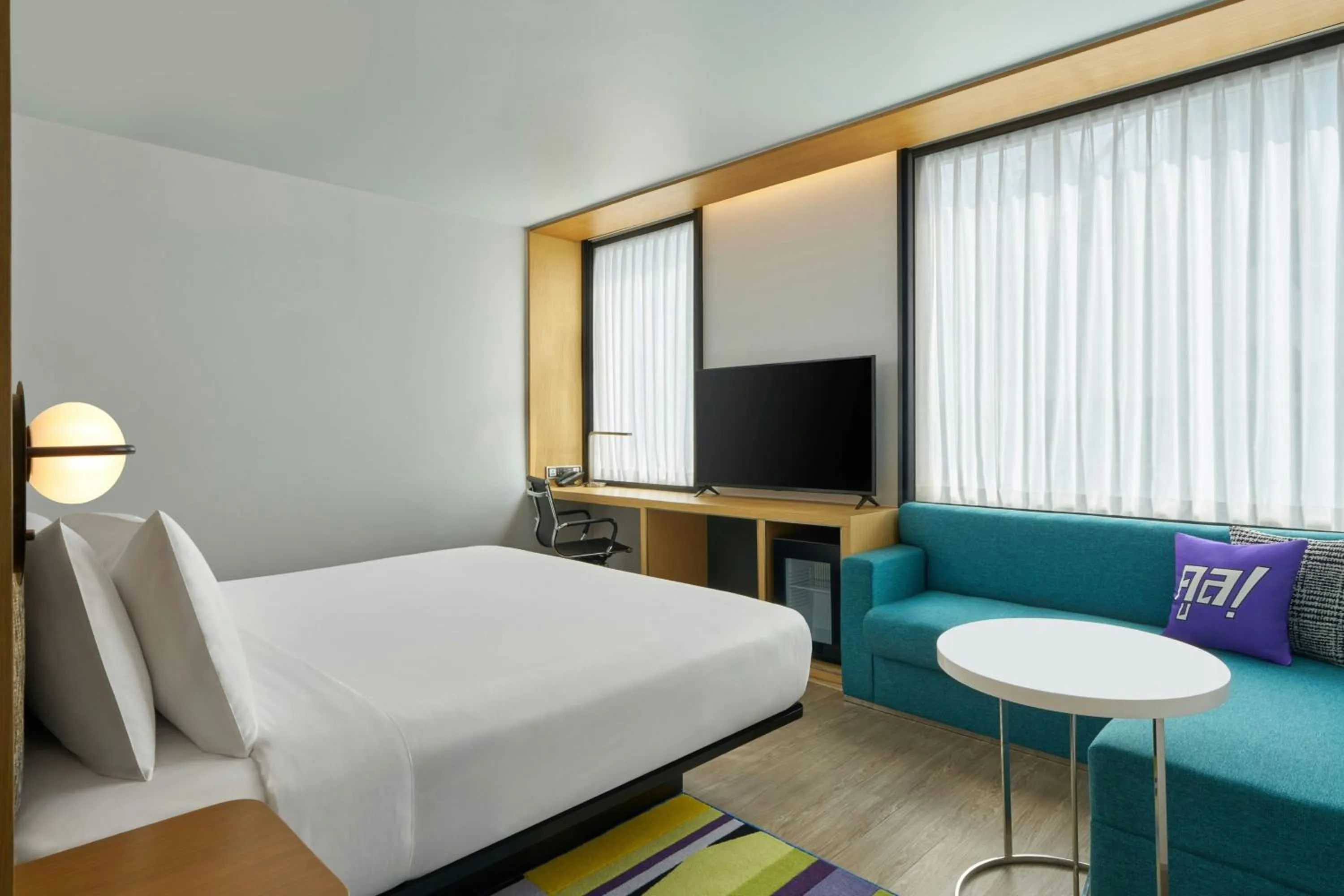 Photo of the whole room, Bed in Aloft Bangkok - Sukhumvit 11
